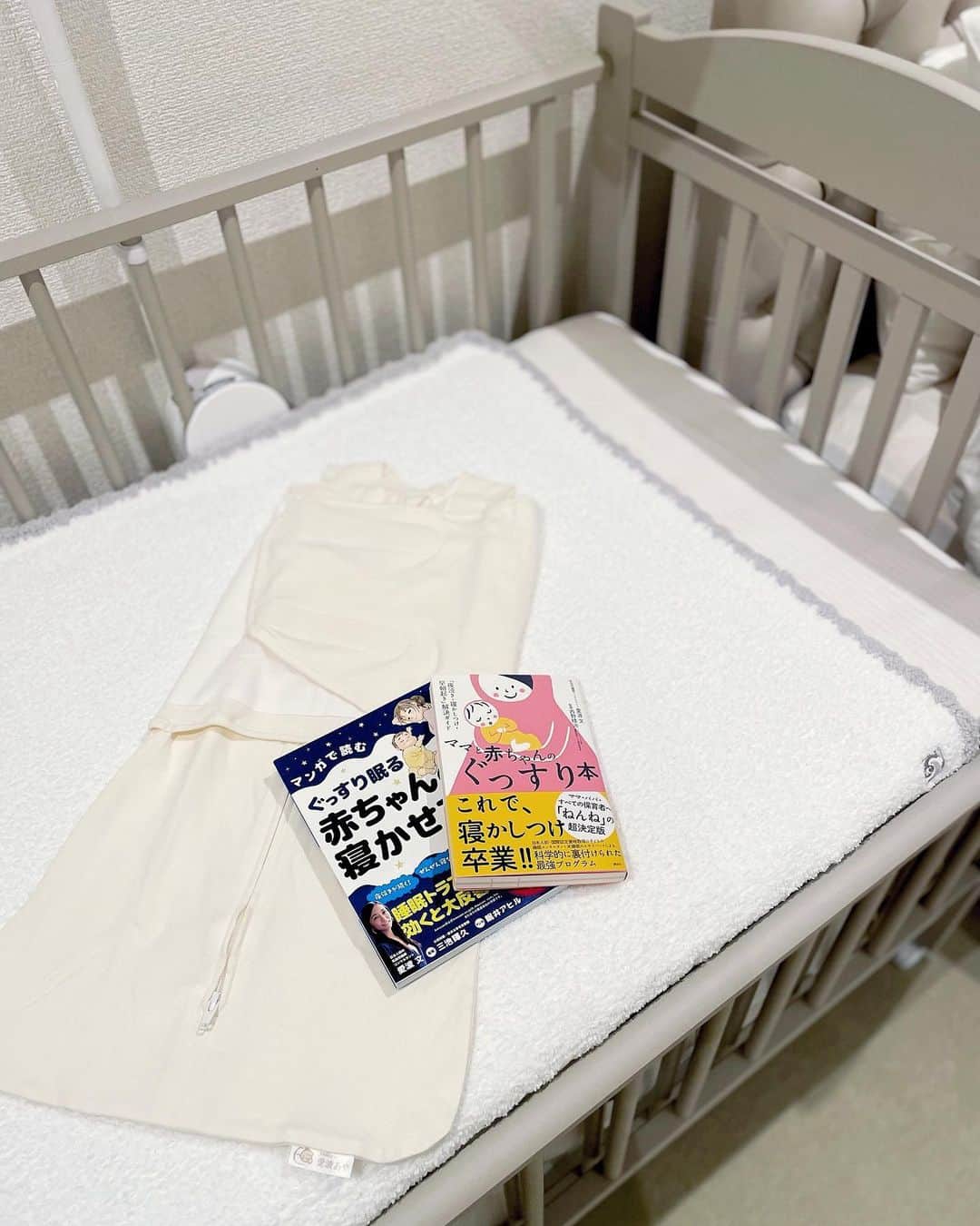 福田萌子さんのインスタグラム写真 - (福田萌子Instagram)「1日の3分の1を占める睡眠の時間は疲労回復のために質を上げる事がとても大事だと思っているので、昔から寝具や睡眠環境にはとても気を使っています😴🛏 なので1日のほとんどを寝て過ごす子どもにとって快適で安全な環境を整えられる様に、妊娠中に様々な本を読み情報を集めました🤲🏻 赤ちゃんにとっての睡眠は脳の発達と身体の発育に影響があるそうなので、なるべく質の良い睡眠をとらせてあげられるように🫧 生まれた日からルーティーンを作ってあげていたので、おかげで(生まれ持った本人の性格もあると思いますが)セルフねんねも得意で、一回の睡眠は2.5〜4時間、夜中もオムツ変えと授乳時間の30分だけでまた眠りにつきます😊 (もちろんたまーにぐずる事もありますが、今のところ理由がなく泣く事はほとんどないかな) なので私も途中に起きますが、毎日合計8時間は寝ています💤 新生児と暮らすのは初めてで、親戚にも小さな子がいなかったのでこれが普通だと思っていたら、子どものいるお友達に毎回びっくりされるので、参考になるか解りませんが私の行っている事を紹介します✨  ▼▼▼▼▼▼▼ ①快適に過ごせる室温と湿度を保つ☝🏻 温度は20℃〜24℃ / 湿度は40%〜60% (肌着やスリーパーなど、着るものによります) 赤ちゃんは体温調節がまだ未熟なので、その日の気温や湿度をみながら室内環境を一定に保ってあげる快適に保ってあげる事が大切です✨  ② お部屋を真っ暗にする🌚 光が入ると脳が反応してしまうので、朝も夜も寝室は真っ暗で光が入らないようにしています。  ③おくるみスリーパー / スワドルを着用させる🧵 自分の手足を認識していない赤ちゃんのモロー反射で起きるのを防いであげるために🫶🏻タオルなどでくるむと股関節脱臼になるリスクがあるので手はホールドさせ足が自由に動くタイプのものを幾つか使っています😊  ④泣いてもまずは見守る🫧 寝ている間に泣いてもまずは様子を見て、それでも泣くなら声であやして、それでもダメなら抱っこする🤱大人も寝言を言う事がありますよね！その時に『どうしたの‼️❓』と体を揺さぶられたら目が覚めちゃうはず。赤ちゃんも寝言泣きをする事があると思うので、まずは様子を見ています✨(7割ぐらい寝言泣きでそのまままた眠りについています)  ⑤起きている時間を40分以内に💤 新生児が機嫌良く起きていられる時間は40分。(年齢によって違います)それ以上起きている時間が長いと疲れ過ぎて眠れなくなるので、なるべく40分以内に眠れるようにオムツ替え、授乳、お風呂などが終わるように時間をマネージしています🤲🏻  ⑥ルーティーンをつくる♻️ この世界にまだ慣れておらず不安定な赤ちゃんだから、大人以上に習慣を作ってあげる事が大切です✨【お風呂(時間も大体同じ)→マッサージ→授乳→1曲歌う(歌わない時はクラシックを聞かせたり)→ベッドに置く→寝る】というふうにしています🙋‍♀️  そして、赤ちゃんの安全を確保するために、ベッドの上には何も置かず掛け布団などの寝具も使っていません。(窒息死の原因になるそうです！) ベッドには見守りカメラを設置しているので別のお部屋にいても常に様子を見ています☺️ ベッドの下には体動センサーも設置👌 デロンギと加湿器で室温湿度を調整して、Dysonの空気清浄機で子どもに有害なホルムアルデヒドを除去🌬 日中起きてリビングにいる時は1枚目のお写真の右側にあるDOCKATOTに寝かせています🛏  ▲▲▲▲▲▲▲  脳の発達と身体の発育のために、そして何より赤ちゃんが1日を快適に楽しく生きていられるように、日々模索中🤲🏻✨ 眠たいのにまだ外の世界に順応出来ずうまく眠れない未熟な赤ちゃんの寝る力を、少しでもサポート出来たらいいな💓 私もまだまだ手探りですが、事前に学んだ事を実践しながらの育児を楽しんでいます😊 乳幼児睡眠コンサルタントの愛波あやさんの本からの学びがとても大きかったので、セルフねんねが出来ずにで悩んでいらっしゃる方はぜひ読んでみてくださいね🫶🏻  #セルフねんね #睡眠 #育児 #新生児のいる生活 #新生児グッズ #睡眠の質」1月21日 17時35分 - moekofukuda