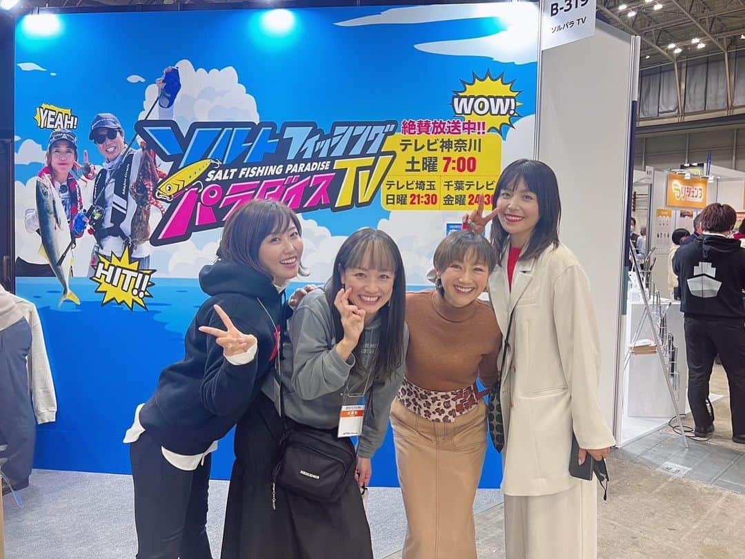 彼方茜香さんのインスタグラム写真 - (彼方茜香Instagram)「土曜日終了♥ 今日もわちゃわちゃ·͜· ♡ 懐かしい感じと新しい光景とリアルな声と。 来られた方の感想は少しブースが減ったように感じると聞きました。 あとお酒や飲食がないのが残念！との声も。 朝イチ1番並ぶブースは物販ブースだね。 うんうん。 明日はラスト横浜！！ ソルパラTVブースのアパレルもサイズやタオルがもう多分なくなりますのでお求めの方はお早めに·͜· ♡  #釣りフェスティバル  #フィッシングショー  #会いたい人に会えたかな」1月21日 18時22分 - serikaochikata