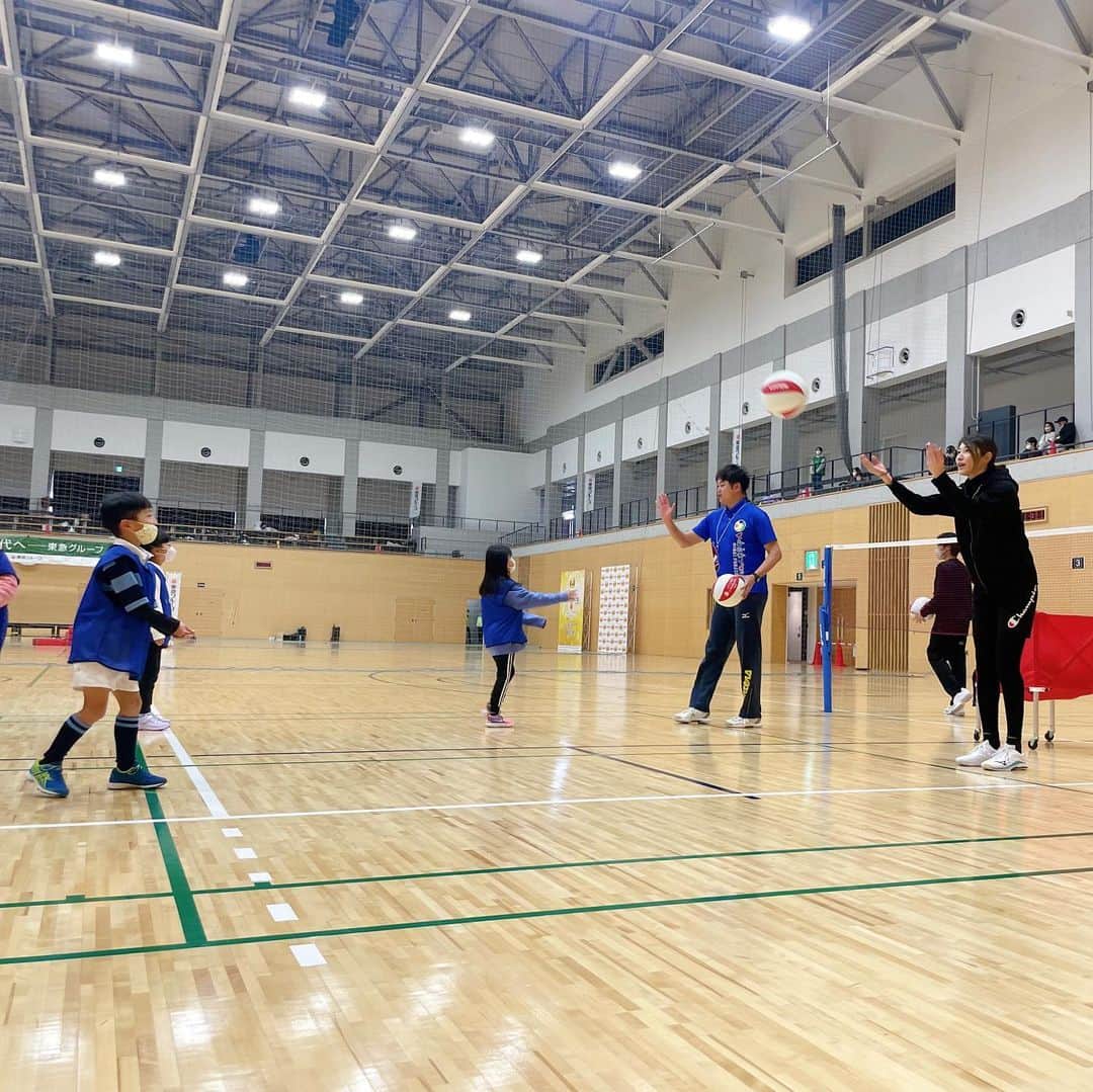 狩野舞子さんのインスタグラム写真 - (狩野舞子Instagram)「・ 今日は福岡県春日市にて 『ふれあいスポーツ教室』が開催されました😊  野球、ラグビー、バレーボールと子供達には3種類のスポーツを経験してもらいましたよー⚾️🏉🏐 一度で色んな競技が経験できて、かなりお得な一日だったんじゃないでしょうか😊 私も一緒に回りたかった！！！笑  色んなスポーツを見て、知って、やってみて、自分の長所や意外な特技に気付いてもらえたらいいなと思います💪 可能性は無限大🔥  一緒にバレー担当で引っ張ってくれた横田隊長！！ 本当に本当にありがとうございました🫡 ・ #福岡県 #春日市 #ふれあいスポーツ教室 #野球 #斉藤和巳 さん #ラグビー #山田章仁 さん #バレーボール #横田一義 隊長 #狩野舞子 隊員」1月21日 19時05分 - kanochan715