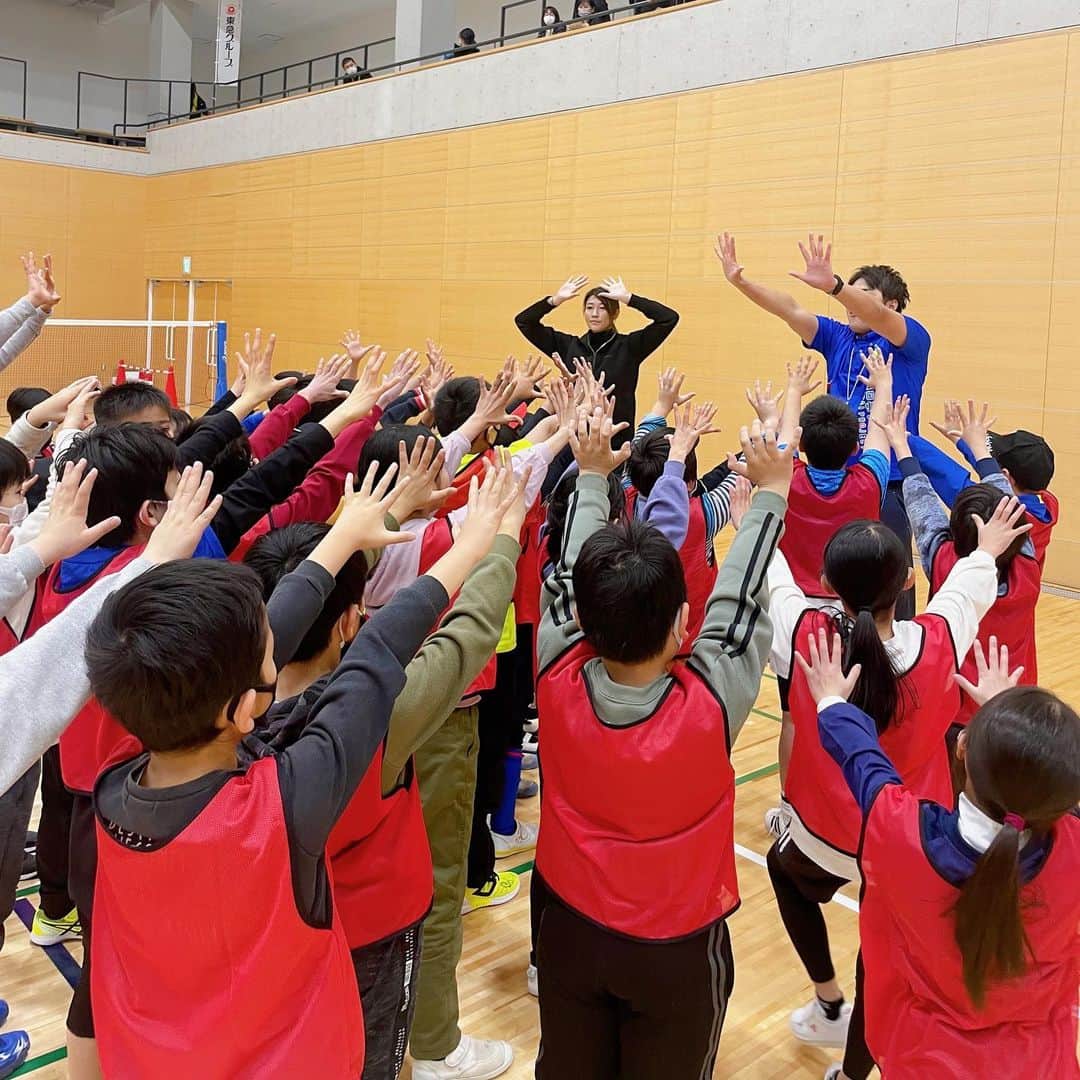 狩野舞子さんのインスタグラム写真 - (狩野舞子Instagram)「・ 今日は福岡県春日市にて 『ふれあいスポーツ教室』が開催されました😊  野球、ラグビー、バレーボールと子供達には3種類のスポーツを経験してもらいましたよー⚾️🏉🏐 一度で色んな競技が経験できて、かなりお得な一日だったんじゃないでしょうか😊 私も一緒に回りたかった！！！笑  色んなスポーツを見て、知って、やってみて、自分の長所や意外な特技に気付いてもらえたらいいなと思います💪 可能性は無限大🔥  一緒にバレー担当で引っ張ってくれた横田隊長！！ 本当に本当にありがとうございました🫡 ・ #福岡県 #春日市 #ふれあいスポーツ教室 #野球 #斉藤和巳 さん #ラグビー #山田章仁 さん #バレーボール #横田一義 隊長 #狩野舞子 隊員」1月21日 19時05分 - kanochan715