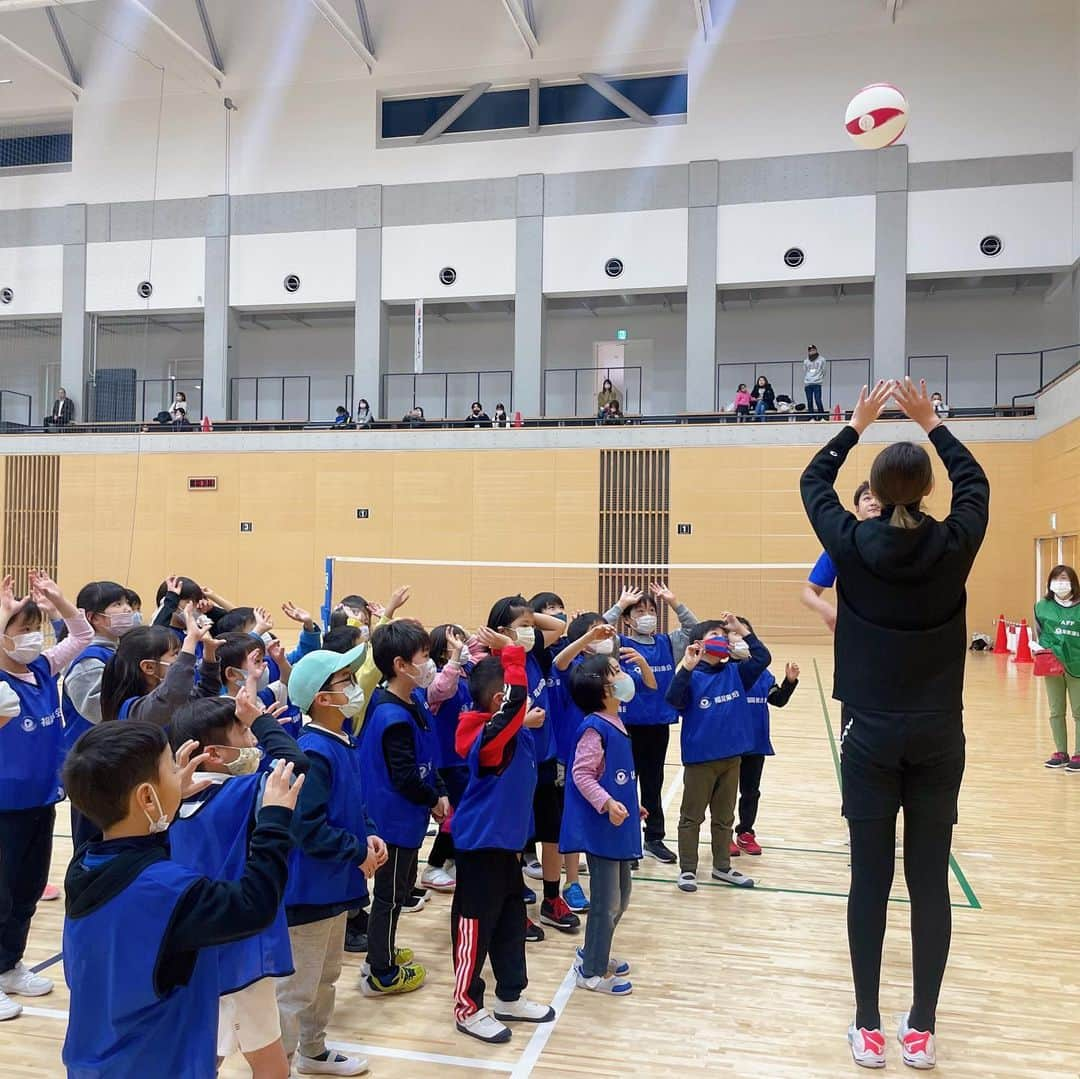 狩野舞子さんのインスタグラム写真 - (狩野舞子Instagram)「・ 今日は福岡県春日市にて 『ふれあいスポーツ教室』が開催されました😊  野球、ラグビー、バレーボールと子供達には3種類のスポーツを経験してもらいましたよー⚾️🏉🏐 一度で色んな競技が経験できて、かなりお得な一日だったんじゃないでしょうか😊 私も一緒に回りたかった！！！笑  色んなスポーツを見て、知って、やってみて、自分の長所や意外な特技に気付いてもらえたらいいなと思います💪 可能性は無限大🔥  一緒にバレー担当で引っ張ってくれた横田隊長！！ 本当に本当にありがとうございました🫡 ・ #福岡県 #春日市 #ふれあいスポーツ教室 #野球 #斉藤和巳 さん #ラグビー #山田章仁 さん #バレーボール #横田一義 隊長 #狩野舞子 隊員」1月21日 19時05分 - kanochan715