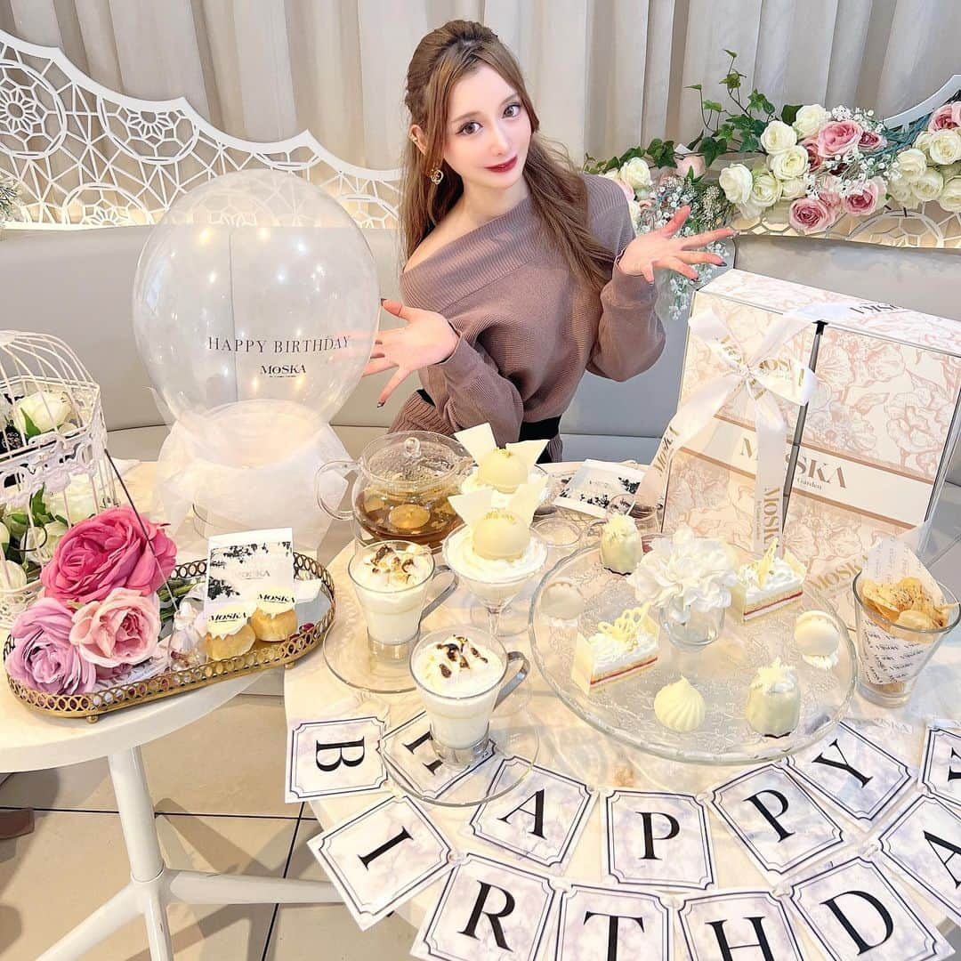 ゆうめろさんのインスタグラム写真 - (ゆうめろInstagram)「なおちゃんにお誕生日お祝いしてもらった🤍 大好きなアフターヌーンティーが、 誕生日用の飾り付けされてた😳💕 いつも以上に可愛かった🍰✨💭 誕プレもありがとう🥰大事に使う✨ メニューの紹介は次の投稿でするね🔖 ・ #アフターヌーンティー #バースデーサプライズ  #moskabygingergarden」1月21日 19時09分 - yk.o0