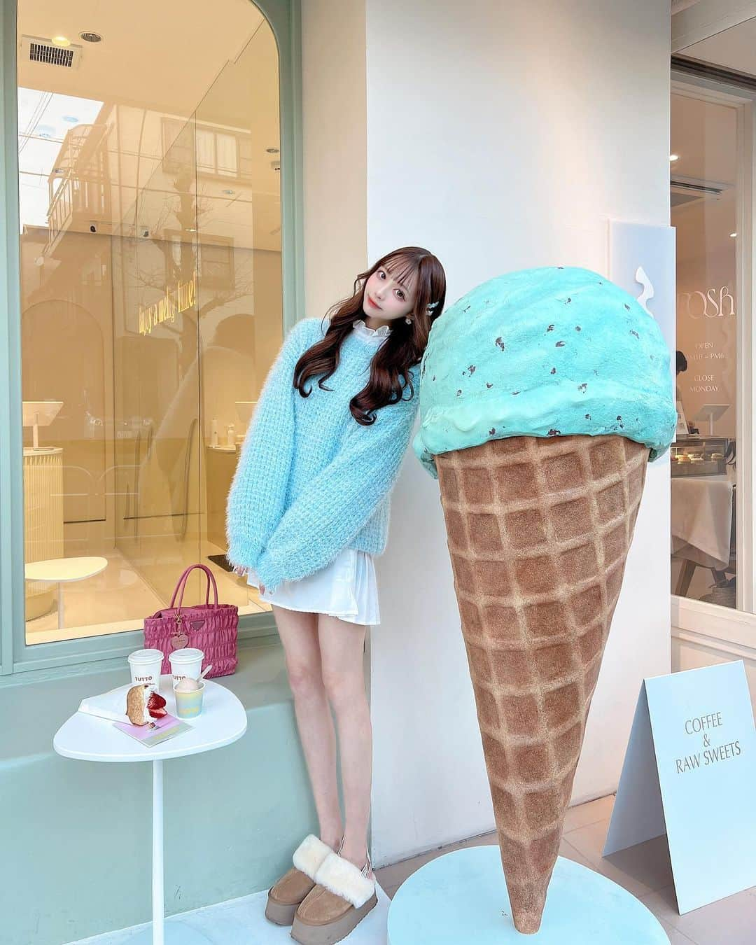 あやちゃんさんのインスタグラム写真 - (あやちゃんInstagram)「ジェラート屋さん🍨🏳️‍⚧️🤎 アイスクリームコーデにしたの🤍  新しく出来たばかりのカフェですごい可愛かった🥹  #清澄白河カフェ #清澄白河 #清澄白河グルメ #清澄白河ランチ #東京カフェ #ジェラート専門店 #アイスクリーム #水色系統 #水色向上委員会 #チョコミント #ガーリーコーデ #韓国カフェ #韓国コーデ #uggboots」1月21日 19時56分 - aya.you.love.r