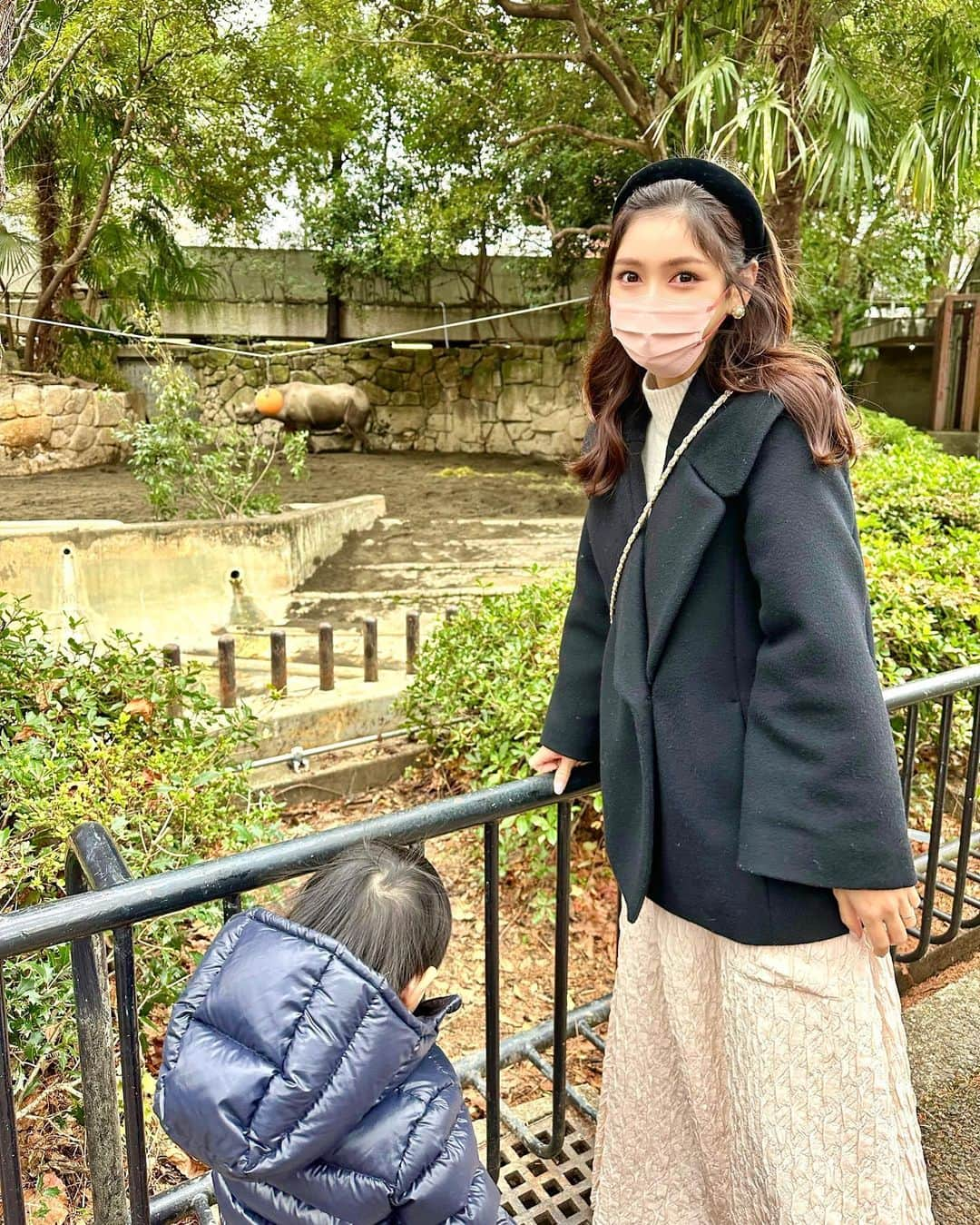 加藤瑠美さんのインスタグラム写真 - (加藤瑠美Instagram)「上野動物園🐼🦒🐻‍❄️🐘🤍  混んでいるかなと思って今まで避けていたのですが 平日伺ったら空いていて広くてとても見やすかった👀 息子はサイがお気に入りのようでした🦏 私は昔プレーリードッグを飼っていたので もう久しぶりに見たら可愛くて可愛くて…🥹🤍 あとはマヌルネコも初めて実物を見られて 思ったより小さくて可愛かった〜…🐈 娘は長く寝てしまったのでまた行きたいな☺️  #uenozoo#上野動物園#年子ママ#東京ママ#男の子ママ#女の子ママ#年子育児#年子ママ#年子兄妹#子連れお出かけ#都内子連れスポット」1月21日 20時11分 - katorubi