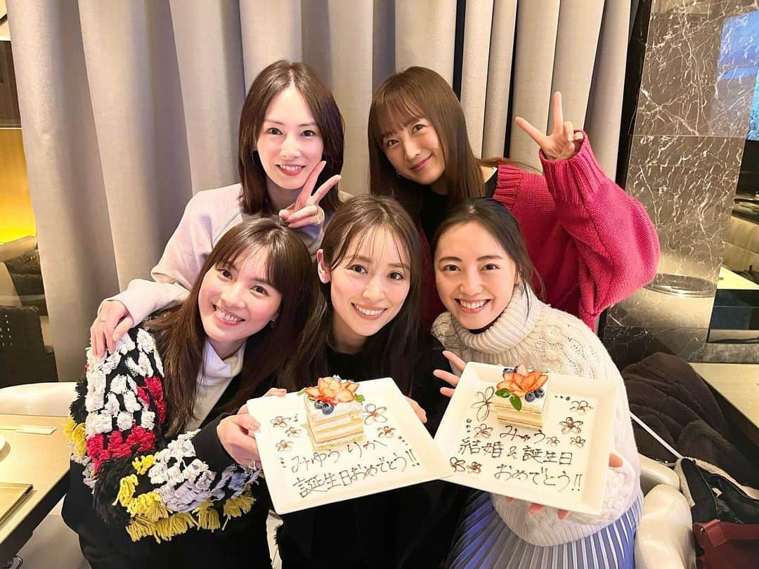 小松彩夏さんのインスタグラム写真 - (小松彩夏Instagram)「⁡ 遅くなってしまったけど、里香と沢井と安座間の 誕生日と、沢井さんの結婚祝いと 新年会を兼ねた戦士会💚❤️💙💗🧡🌙 ⁡ ５人ではしばらく集まれていなかったので なんだかんだ久しぶり❣️ ⁡ (ブレブレ写真は相変わらず📸笑) ⁡ やっぱりこのメンバーは最高です🤣🤣🤣 ⁡ 出会って今年で20年‼️(←信じられない😂笑) ⁡ みんな環境が変わっても、こうして変わらず集って笑って過ごせるのは本当に幸せなことですね☺️🌸 ⁡ 次いつ会えるかなぁ...ともう考えている😜❤️ ⁡ みんな色々おめでとう❣️←雑🤣🤣🤣 ⁡ 2023年もよろしくね😙💚❤️💙💗🧡🌙 ⁡  #お誕生日 #誕生日 #結婚 #おめでとう #戦士 #戦友 #仲間 #安座間美優 #泉里香 #北川景子 #沢井美優 #小松彩夏 #幸せ #絆  ⁡ ⁡」1月21日 20時26分 - official_ayaka_502