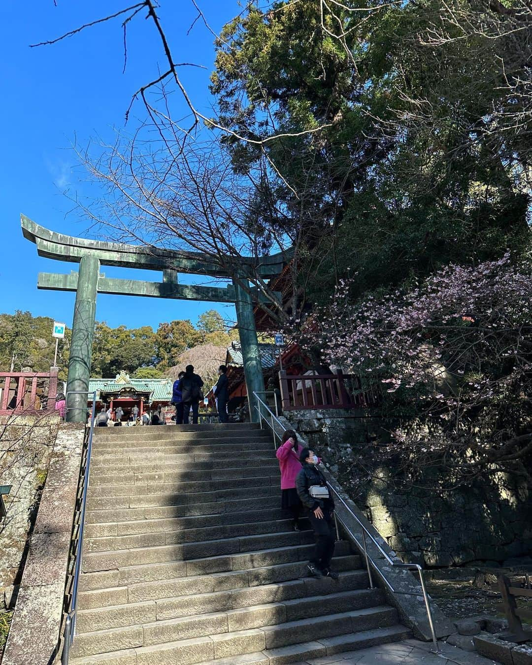 岡副麻希さんのインスタグラム写真 - (岡副麻希Instagram)「. お守りを返納してきました😊  行きはひたすら国道１号線。 帰りは山梨県側からぐるりと🗻 明日から雪模様のようなので お互いに最新情報をチェックしつつ 気をつけなきゃですね🥺 ⁡ ⁡ #久能山東照宮 #ぬかりない防寒 #1159段 #汗ばんでしまいました #どうする家康 #影響受けてます #大河ドラマ」1月21日 20時38分 - maki_okazoe_official