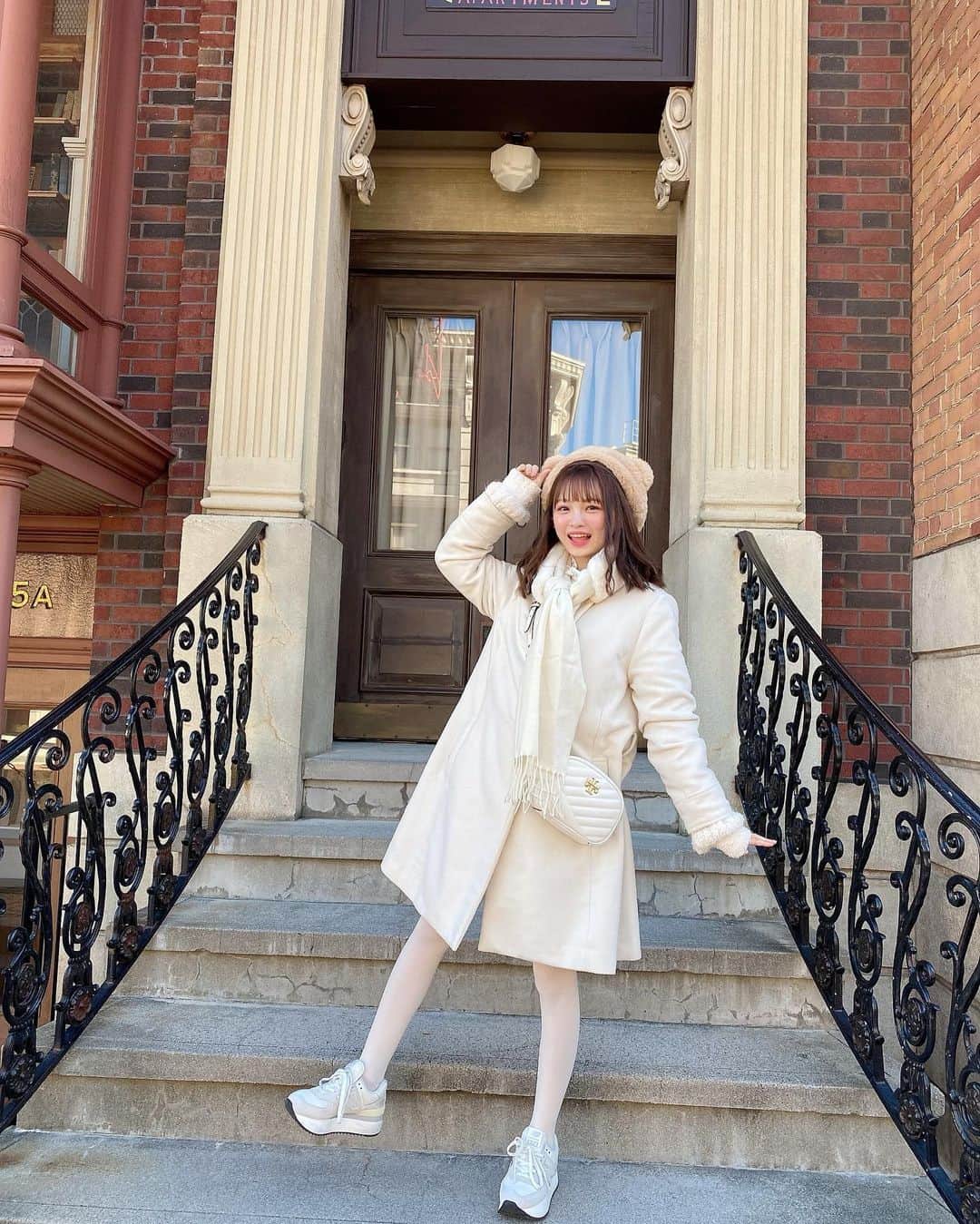 新澤菜央さんのインスタグラム写真 - (新澤菜央Instagram)「ずっとそばに置いてくれる🐻‍❄️☁️􏰁 ⠀ ⠀ ⠀ ⠀ ティムコーデ❕冬は白タイツしか勝たん❕自分ウケばんざい❕  #彼女の私服がかわいい #低身長コーデ #sサイズコーデ #156cm #ティムコーデ #ユニバコーデ #usj #ユニバ #オールホワイト #ホワイトコーデ #tim #ミニオンズ #dazzlin #ダズリン #白タイツ #newbalance #ニューバランス #ベレー帽 #toryburch #トリーバーチ #ootd #🌍」1月21日 20時57分 - _shinshin_48