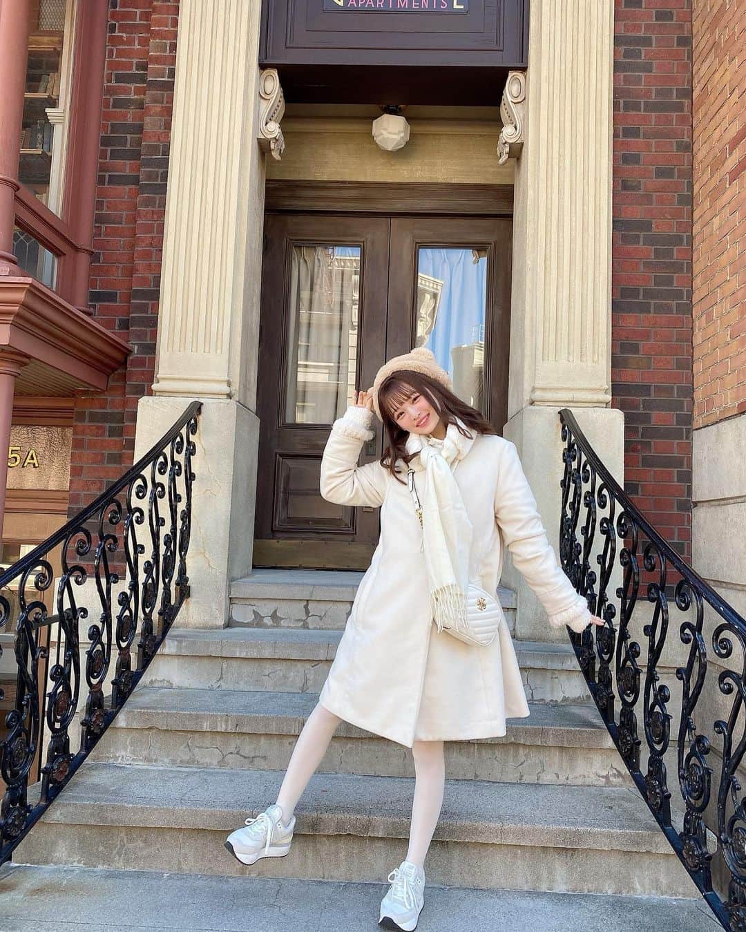 新澤菜央さんのインスタグラム写真 - (新澤菜央Instagram)「ずっとそばに置いてくれる🐻‍❄️☁️􏰁 ⠀ ⠀ ⠀ ⠀ ティムコーデ❕冬は白タイツしか勝たん❕自分ウケばんざい❕  #彼女の私服がかわいい #低身長コーデ #sサイズコーデ #156cm #ティムコーデ #ユニバコーデ #usj #ユニバ #オールホワイト #ホワイトコーデ #tim #ミニオンズ #dazzlin #ダズリン #白タイツ #newbalance #ニューバランス #ベレー帽 #toryburch #トリーバーチ #ootd #🌍」1月21日 20時57分 - _shinshin_48