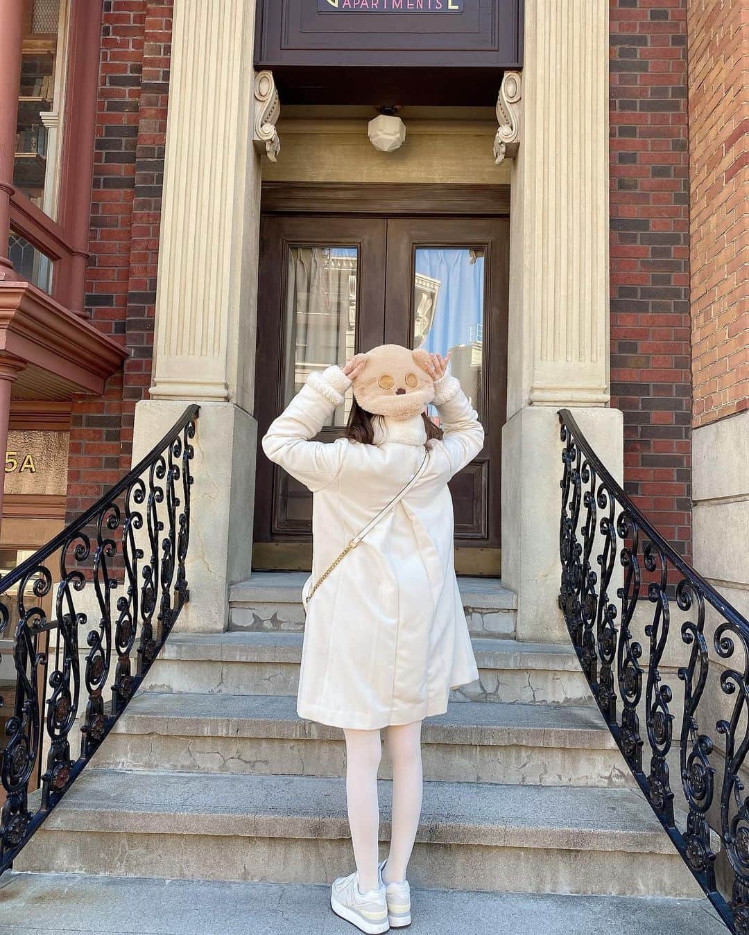 新澤菜央さんのインスタグラム写真 - (新澤菜央Instagram)「ずっとそばに置いてくれる🐻‍❄️☁️􏰁 ⠀ ⠀ ⠀ ⠀ ティムコーデ❕冬は白タイツしか勝たん❕自分ウケばんざい❕  #彼女の私服がかわいい #低身長コーデ #sサイズコーデ #156cm #ティムコーデ #ユニバコーデ #usj #ユニバ #オールホワイト #ホワイトコーデ #tim #ミニオンズ #dazzlin #ダズリン #白タイツ #newbalance #ニューバランス #ベレー帽 #toryburch #トリーバーチ #ootd #🌍」1月21日 20時57分 - _shinshin_48