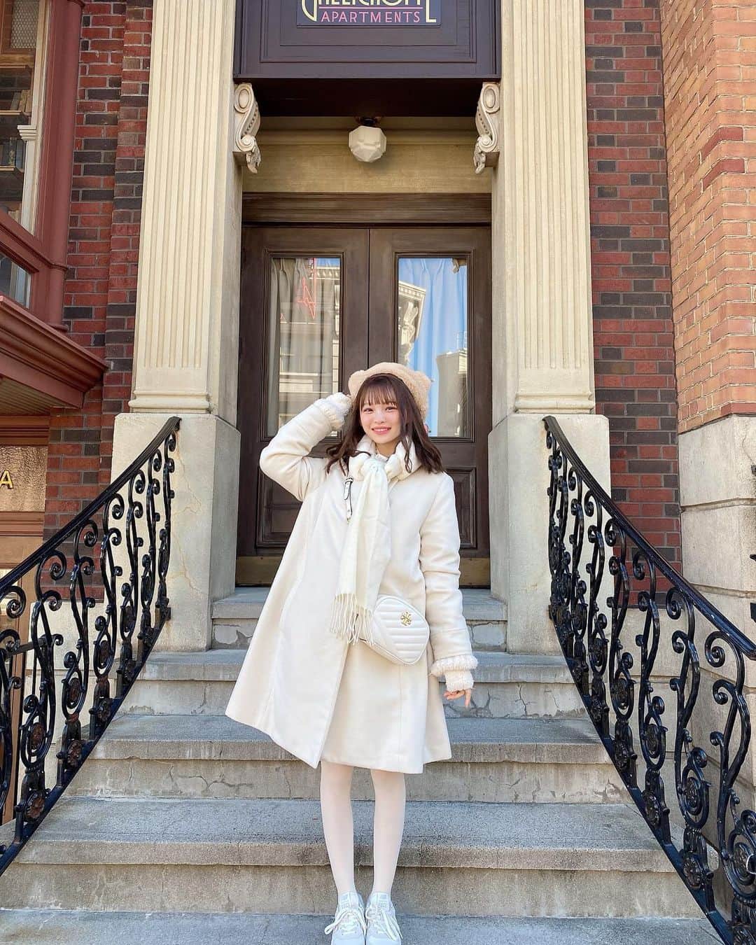新澤菜央さんのインスタグラム写真 - (新澤菜央Instagram)「ずっとそばに置いてくれる🐻‍❄️☁️􏰁 ⠀ ⠀ ⠀ ⠀ ティムコーデ❕冬は白タイツしか勝たん❕自分ウケばんざい❕  #彼女の私服がかわいい #低身長コーデ #sサイズコーデ #156cm #ティムコーデ #ユニバコーデ #usj #ユニバ #オールホワイト #ホワイトコーデ #tim #ミニオンズ #dazzlin #ダズリン #白タイツ #newbalance #ニューバランス #ベレー帽 #toryburch #トリーバーチ #ootd #🌍」1月21日 20時57分 - _shinshin_48