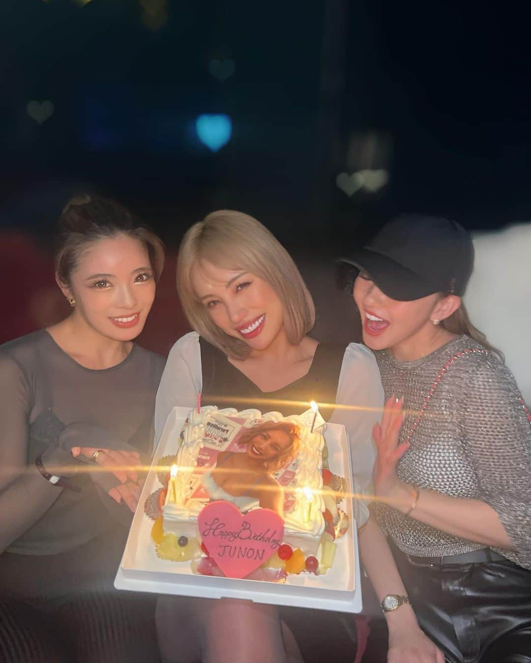 丹野珠里さんのインスタグラム写真 - (丹野珠里Instagram)「誕生日当日は、大好きな カレンちゃんと🍴ディナーして、 サプライズゲストで来てくれた 大好きな友だちに囲まれて リオナまで来てくれて😭😭💘💘 大好きなWARPで 幸せなひと時を過ごしました🙇‍♀️✨  関わって下さってる皆様 改めていつもありがとうございます！！ なんか誕生日って祝ってもらうより 感謝を周りに伝える日なのかな🥺✨って感じでありがとうしか出てこない！！笑笑  美しい大人の女性になります！ 今年は腹筋割ります！！！笑笑 宜しくお願いします🙏❤️‍🔥❤️‍🔥ww  #cyberjapan #junon #サイバージャパン　#ジュノン」1月21日 21時15分 - cjd_junon