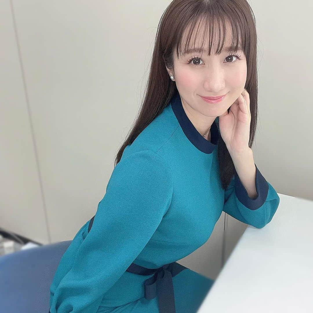 吉井明子さんのインスタグラム写真 - (吉井明子Instagram)「⛄️☁️☀️  今は一年で最も寒い時期❄️真冬らしい寒さの週末です。  写真は金曜日の放送のものです✨ブロッコリーカラーのセットアップ🥦黒のリボンがアクセント。ストレートヘアでシンプルに。  実は先週、5センチほど髪を短くしました✂︎自分としてはかなり短くなったなぁと思うのですが、ほとんど気づかれない😂ロングヘアあるあるです笑  #あすに一番近い気象情報 #気象予報士 #気象キャスター #weatherforecaster #기상캐스터　#氣象主播 #吉井明子 #nhk #bs4k #bs1 #bsニュース4kプラスふるさと #smile #微笑 #미소　#senyum」1月21日 21時28分 - akiko_yoshii_sunny_rain