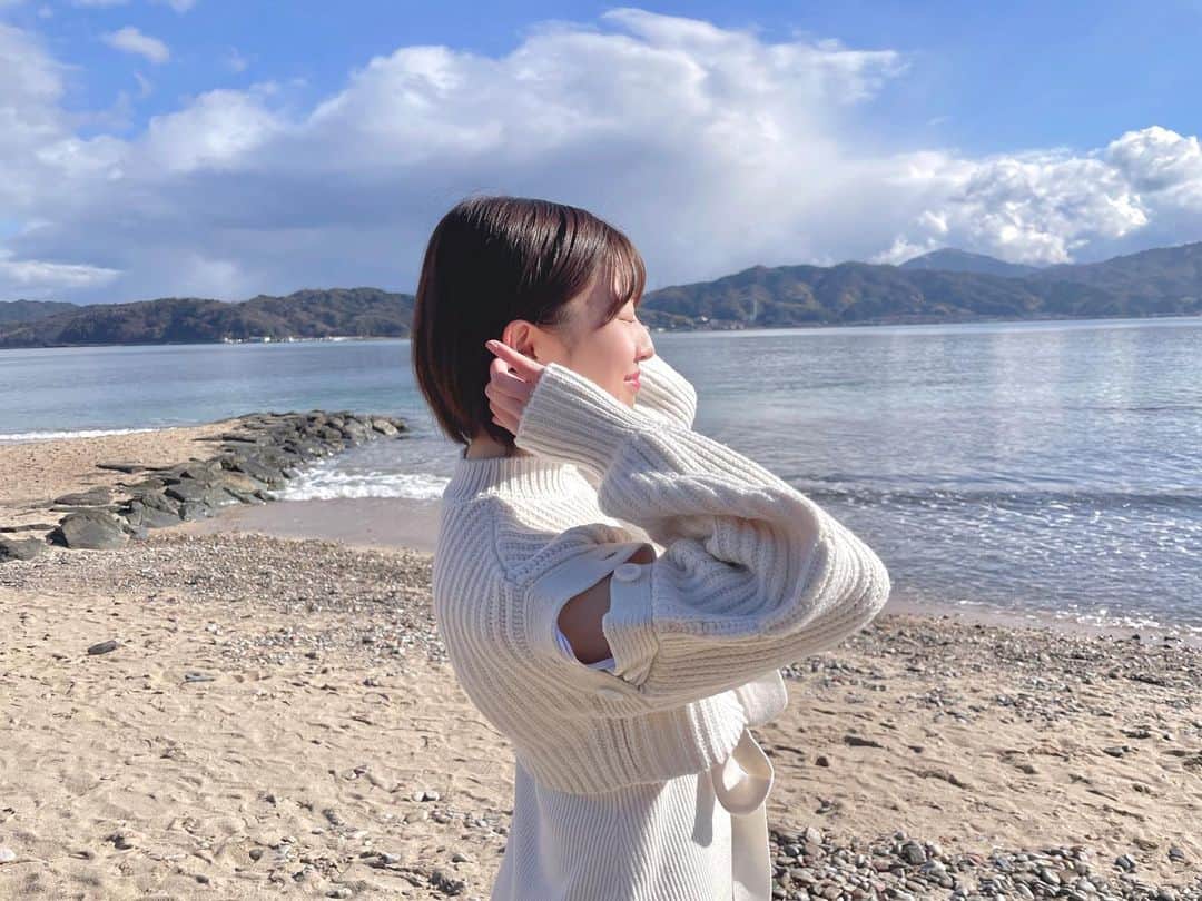 安部若菜さんのインスタグラム写真 - (安部若菜Instagram)「海〜！🌊 #mercuryduo#天橋立#京都#旅行  お気づきだろうか。  私の肩紐が出ていることに…。  4枚目5枚目の後ろに、アレが写っていることに…。  #恥ずかしい #縁起がいい」1月21日 21時28分 - _wakapon_