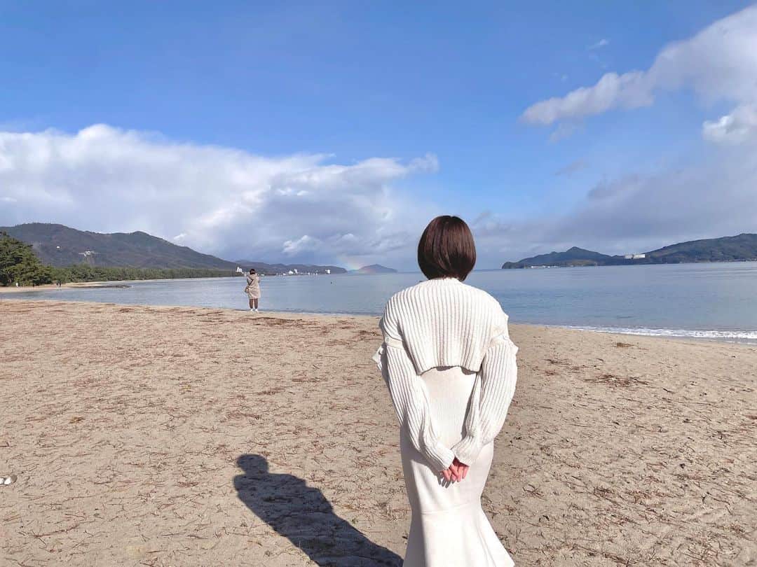 安部若菜さんのインスタグラム写真 - (安部若菜Instagram)「海〜！🌊 #mercuryduo#天橋立#京都#旅行  お気づきだろうか。  私の肩紐が出ていることに…。  4枚目5枚目の後ろに、アレが写っていることに…。  #恥ずかしい #縁起がいい」1月21日 21時28分 - _wakapon_