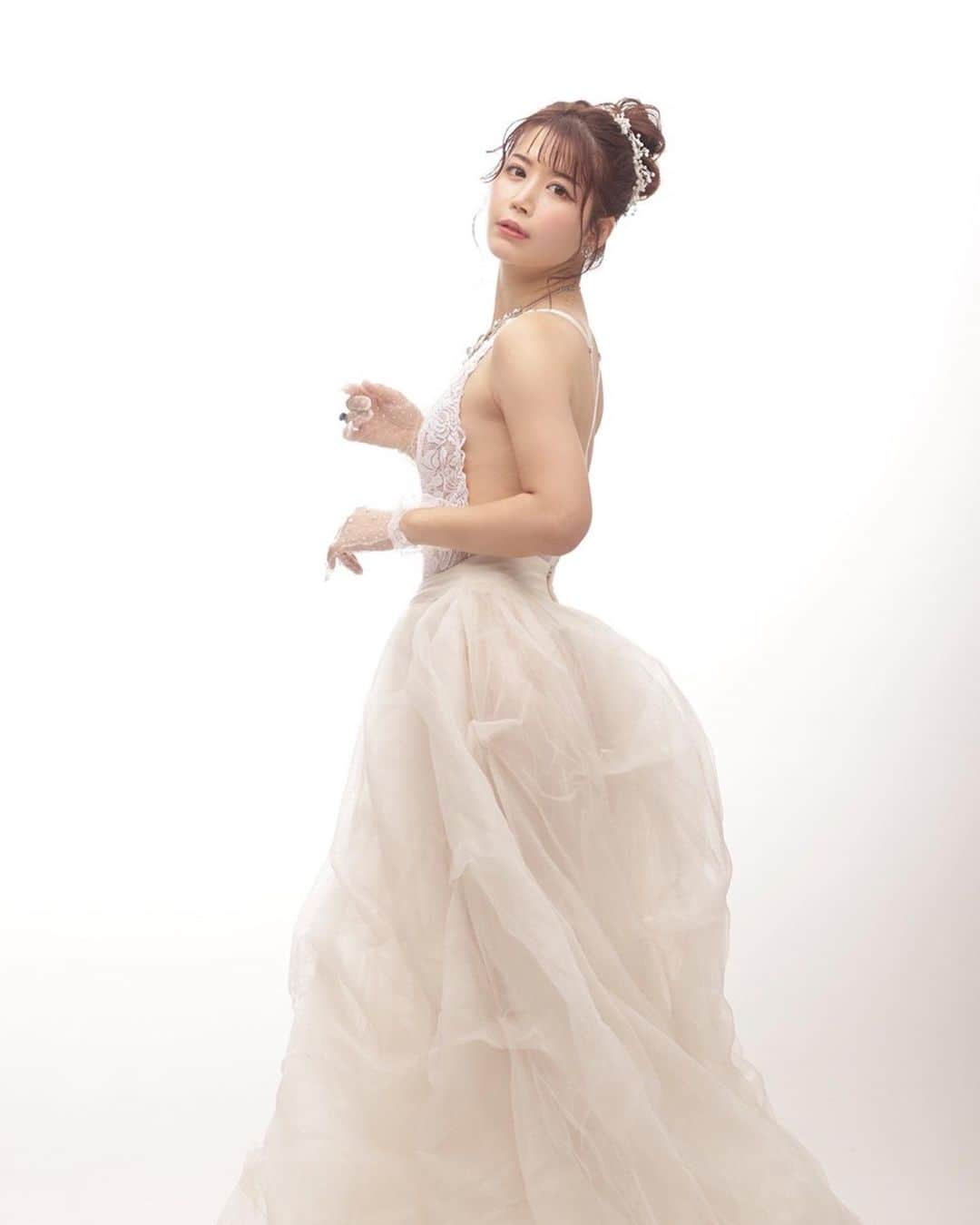 永原芽衣さんのインスタグラム写真 - (永原芽衣Instagram)「写真集ボツになったものより。本編ではもっと艶やかな花嫁？がいるはず？？です😂多分、きっと。笑笑 ぜひ写真集で確認してもらえたら嬉しいです👰💐💍 普段こういった、髪型も自分では出来ないのでダイアナみたいだーって1人で喜んでました🐥✨ 特に同意は得られませんでした🐥 . . . . . . . . . . . . . . . . . . . . . . . . . . . .  #photo #camera  #粉我  #japanese #japanesegirl #swimwear #follow #followme  #フォロワー募集中  #フォロワー増やしたい #レースクイーン #グラビア　 #racequeen #selfie  #팔로우 #셀카 #셀카샷 #셀피 #셀카그램 #얼스타그램 #팔로우환영 #팔로우환영 #팔로  #photography #photoshoot #撮影　#portrait #カメラ　#お尻　#photoshooting  #水着」1月21日 22時23分 - meinghr1008