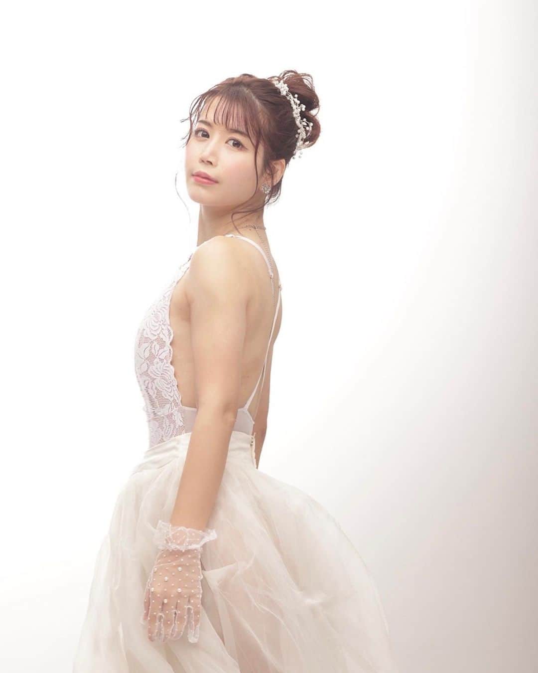 永原芽衣さんのインスタグラム写真 - (永原芽衣Instagram)「写真集ボツになったものより。本編ではもっと艶やかな花嫁？がいるはず？？です😂多分、きっと。笑笑 ぜひ写真集で確認してもらえたら嬉しいです👰💐💍 普段こういった、髪型も自分では出来ないのでダイアナみたいだーって1人で喜んでました🐥✨ 特に同意は得られませんでした🐥 . . . . . . . . . . . . . . . . . . . . . . . . . . . .  #photo #camera  #粉我  #japanese #japanesegirl #swimwear #follow #followme  #フォロワー募集中  #フォロワー増やしたい #レースクイーン #グラビア　 #racequeen #selfie  #팔로우 #셀카 #셀카샷 #셀피 #셀카그램 #얼스타그램 #팔로우환영 #팔로우환영 #팔로  #photography #photoshoot #撮影　#portrait #カメラ　#お尻　#photoshooting  #水着」1月21日 22時23分 - meinghr1008