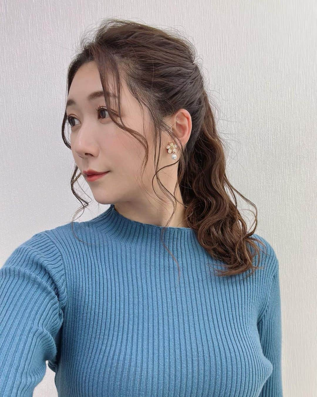 穂川果音さんのインスタグラム写真 - (穂川果音Instagram)「hair style  ポニーテールだよ〜  　#ヘアスタイル　#ヘアアレンジ　#アレンジポニーテール　#ポニーテールアレンジ　#アップスタイル　#hairstyle #hairarrange #イヤリング　#earrings  #ミディアムロング　#ロングポニー #お天気キャスターコーデ　#アベプラ　#abema #穂川果音 #高めポニーテール #気象予報士　#セントフォース」1月21日 23時38分 - hokawakanonn