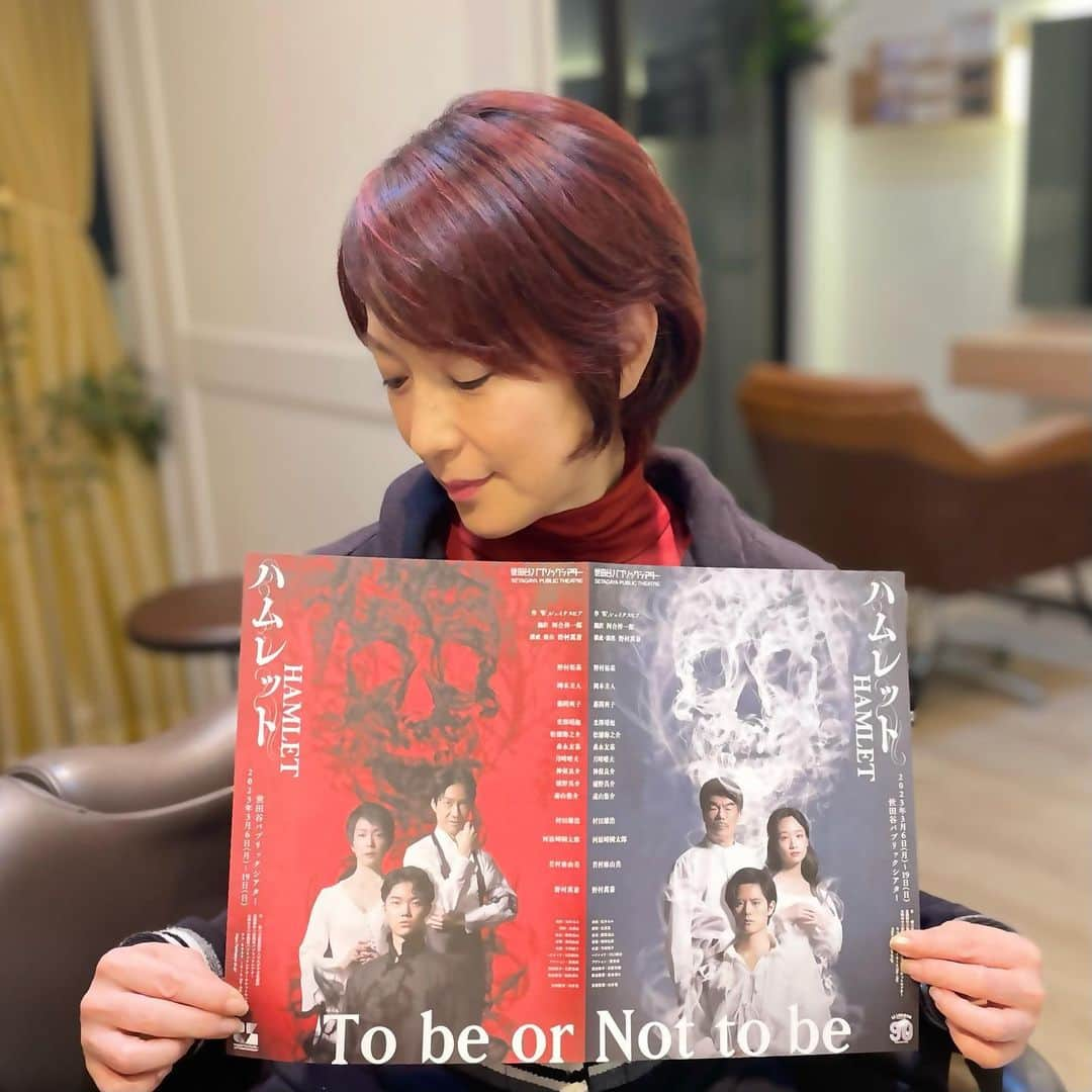 若村麻由美さんのインスタグラム写真 - (若村麻由美Instagram)「❣️気分♪転換🎶 チラシが完成したのを見て、ハムレットカラーの赤にヘアカラーしてみた😁  役に関係なくヘアカラー出来たのは『カリギュラ』以来 舞台はウィッグだったので、普段は黒髪ボブの毛先10cm位真っ赤っ赤にしてた😘  王妃ガートルードはどんなヘアにするのかなぁ🤔  #若村麻由美 #mayumiwakamura #shakespeare #hamlet #舞台 #シェイクスピア #ハムレット #王妃 #ガードルード #稽古中 #世田谷パブリックシアター #チラシ #完成 #ヘアカラー #赤 #気分転換」1月22日 9時34分 - mayumiwakamura_official