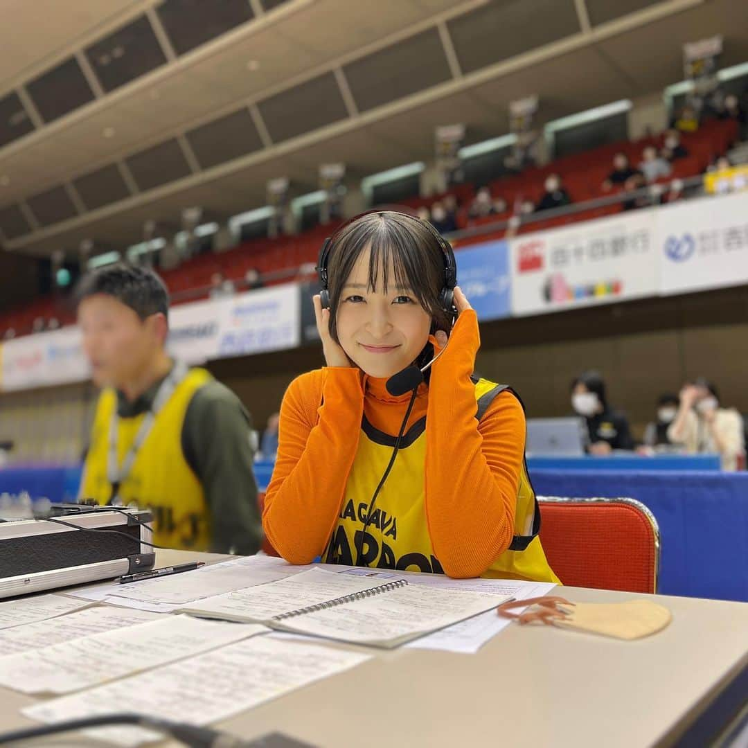 中崎絵梨奈さんのインスタグラム写真 - (中崎絵梨奈Instagram)「21日、22日と #香川ファイブアローズ　のホームに🏠🏀  会場内応援ラジオ 『アローズRADIO』の中でなんと ゲスト解説というものをさせていただいております...！  解説自体初めてで、不安もありましたが、不安を打ち消すワクワクでいっぱいだったこの日までの期間☺️  選手の特徴やこれまでの経歴、チームのあれこれを知ると試合が一気に広がる気がしてまた一段とバスケの楽しさが深くなった気がします😌⛹️‍♀️  試合を見ながら観てる人、聴いてる人に楽しさやわくわく、そして情報を「伝える」ってすごく難しくてすごくやりがいがあるなあと感じてます。  でもここまで楽しくべらべらと自由に解説できたのは、実況してくださった榑谷さんのおかげです！ 受け渡しも広い方もタイミングもすごくて、だいぶ支えられていたと思います...🥺  ありがとうございます！🥲📢  昨日はオーバータイムにもつれこむ接戦で選手の皆さんスタッフの皆さんも疲れが溜まっているかと思いますが、全力応援でパワーを送りたいと思います！  今日もがんばるぞー！🔥🔥  #解説　#実況#Bリーグ  #Bリーグ観戦 #bleague #バスケ #バスケットボール #スポーツ観戦女子 #バスケ好きな人と繋がりたい #スポーツ観戦 #バスケ女子 #japan #basketball #スポーツ #sports」1月22日 10時14分 - chu_erina