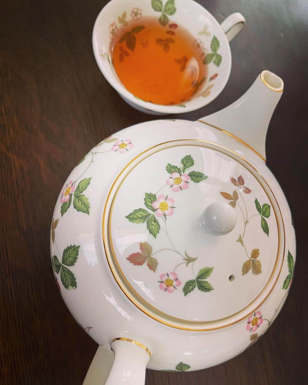 志崎樺音さんのインスタグラム写真 - (志崎樺音Instagram)「・  こんにちは  寒過ぎて温かいお茶ばかり飲んでいます☕︎  最近のお気に入りのお茶はこちらです。 このダージリン、とても美味しい！  夜は大体ルイボスティーか焙じ茶か蕎麦茶を飲んでいます。  身体を温めて寒さに打ち勝ちましょう！  #tea #teatime  #wedgwood」1月22日 11時31分 - kshizaki_official
