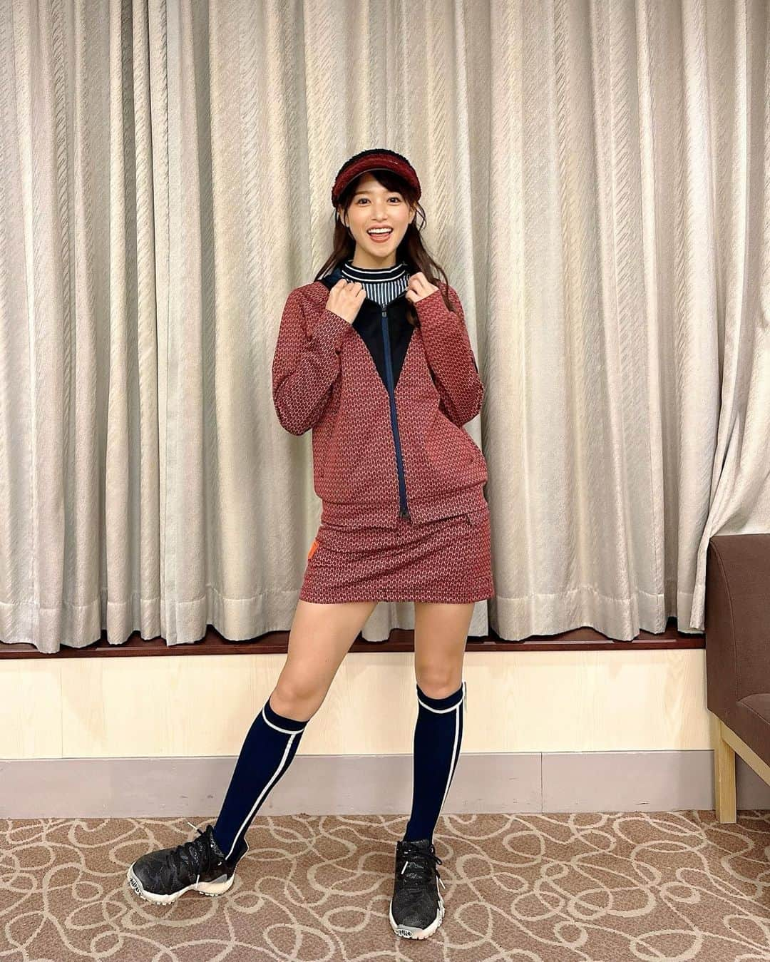 鷲見玲奈さんのインスタグラム写真 - (鷲見玲奈Instagram)「. 色違い❤️💙 赤と青、どっち派ですか？？  可愛いウェアがいっぱいで、ゴルフコーデが捗ります🥰  #テーラーメイド #テーラーメイド銀座  #TaylorMade  #ゴルフ女子 #ゴルフレッスン #ゴルフ初心者 #ゴルフウェア #ゴルフコーデ #ゴルフ場 #ゴルフ #ゴルフ女子コーデ  #ゴルフウェアコーデ #ゴルフスイング  #ミニスカートコーデ  #ミニスカコーデ」1月22日 14時42分 - sumi__reina