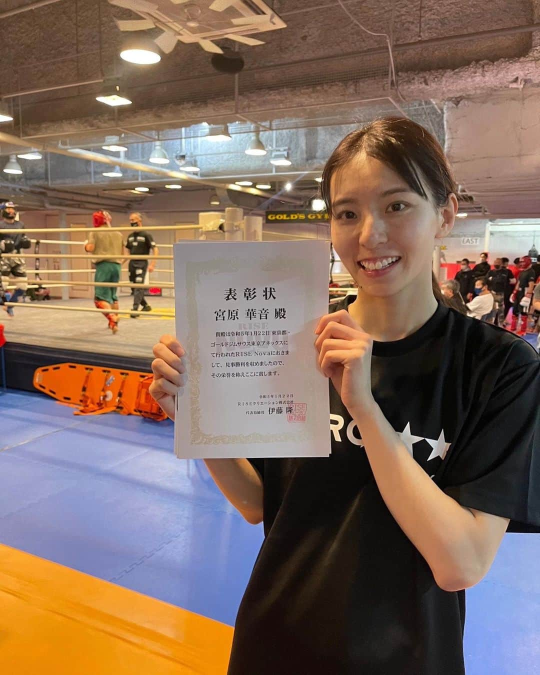 宮原華音さんのインスタグラム写真 - (宮原華音Instagram)「実は… RISE Nova トライアルBに 出場しました🥊❤️‍🔥  そしてなんと KO勝利！！ めちゃくちゃ嬉しいです😆✨  この日のためにずっと指導してくれた 大樹さんはじめ @targetshibuya のみなさん ありがとうございました🥺  そして体調面や減量を指導してくれた 今村先生( @lsp_ima ) ありがとうございました！  そしてなんとなんと 凛さんとりんさんが会場まで 応援に駆けつけてくれました😭❤️‍🔥 ありがとうございます！  いろんな人の応援があって 今日を迎えられそして勝利を収められて 最高に嬉しいです！  まだまだこれからですが RISEファイターへの道！ということで スタートラインに立った気持ちで 頑張ります🥊🔥  #キックボクシング #kickboxing #キックボクシング女子 #ラウンドガール」1月22日 15時18分 - miyahara_kanon