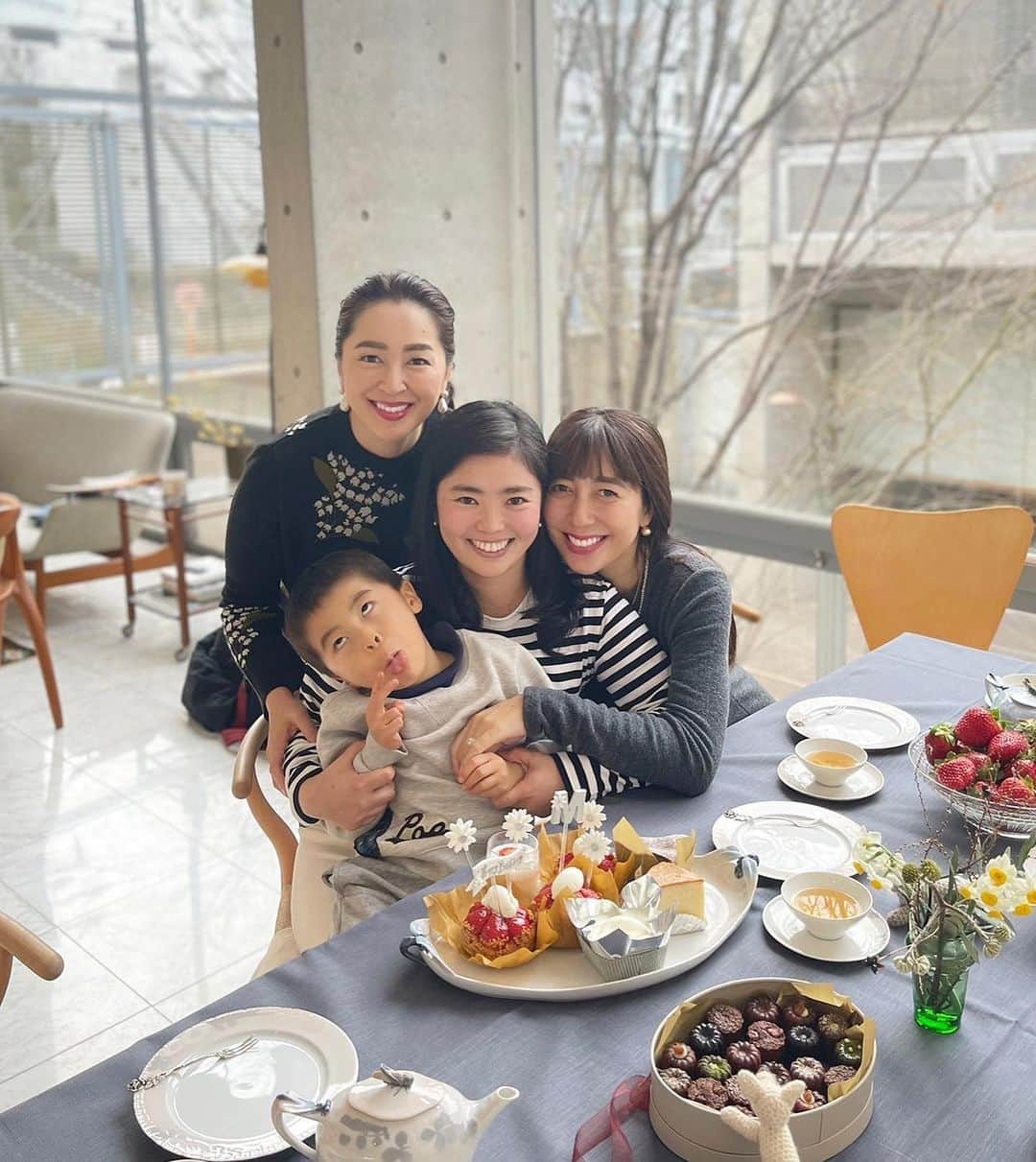 小川ひとみさんのインスタグラム写真 - (小川ひとみInstagram)「大好きなFamilyと過ごした日曜日❤️ 息子も今日を楽しみに 毎日指折りかぞえていました🗓 "飲茶lunch"を準備してくださり 何もかも美味しかった…❤️‍🔥  ご家族みんなに可愛がってもらい そして愛犬のファーちゃんを こよなく愛する息子はU^ェ^U ずーっと遊んで幸せそうでした💓  大好きなFamilyと過ごす時間は いつも特別に楽しくて幸せです❤️  Thank you sooo much, @thidemi @chanma1110 ❤️❤️ #sunday #love #myfavoritefamily」1月22日 18時25分 - hitomy220