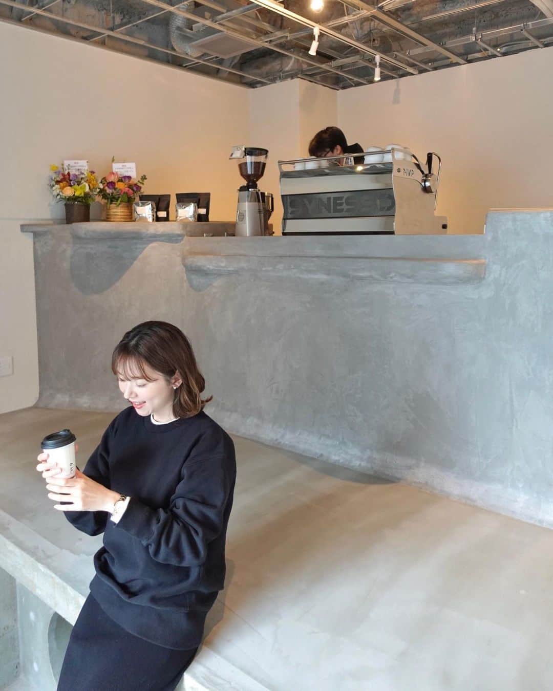 的場絢香さんのインスタグラム写真 - (的場絢香Instagram)「☕️ ⁡ 好みのラテ見つけた♡♡♡ ⁡ 金沢駅近くの六枚交差点にある マンションの1階にできたカフェ。 ⁡ ソイラテにメープルシロップをカスタムした ソイメープルがどタイプだった！ ぜひのんでみてほしい~♡ ⁡ _ _ _ 📍6 APARTMENT COFFE   @6ac_kanazawa  ⚫︎7:30-15:30 現在プレオープン中 _ _ _ ⁡ sweat : @gu_for_all_  skirt : @deuxiemeclasse  watch : @danielwellington  　↪︎ 公式サイトでSALE中のアイテムが、 　さらに15％オフに！ 　クーポンコード ▶︎【igmatoba】 ⁡ ⁡_ _ _ #マトバの石川グルメ #金沢 #金沢カフェ」1月22日 18時37分 - ayaka_matoba