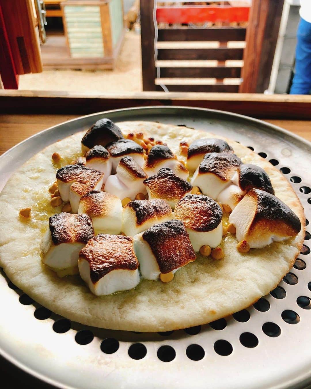 中野美奈子さんのインスタグラム写真 - (中野美奈子Instagram)「今日はピザ窯とカキ小屋の囲炉裏を手作りした知人宅へ。  もーカキ食べれん🦪くらいお腹いっぱいいただきました。 30個くらいは食べました。 ふぅ贅沢な時間。  デザートピザも絶品でした。  寒い中、ほっこりあったかい時間になりました♡ お誘いありがとうございました。  今週は寒波がきますね。 気をつけて過ごさないとです⛄️  #カキ小屋 #白方の牡蠣   #ピザ窯 #手作りピザ窯  #ピザランチ   #香川県多度津町  #ピクニックランチ   #中野美奈子」1月22日 18時43分 - minako_nakano.official