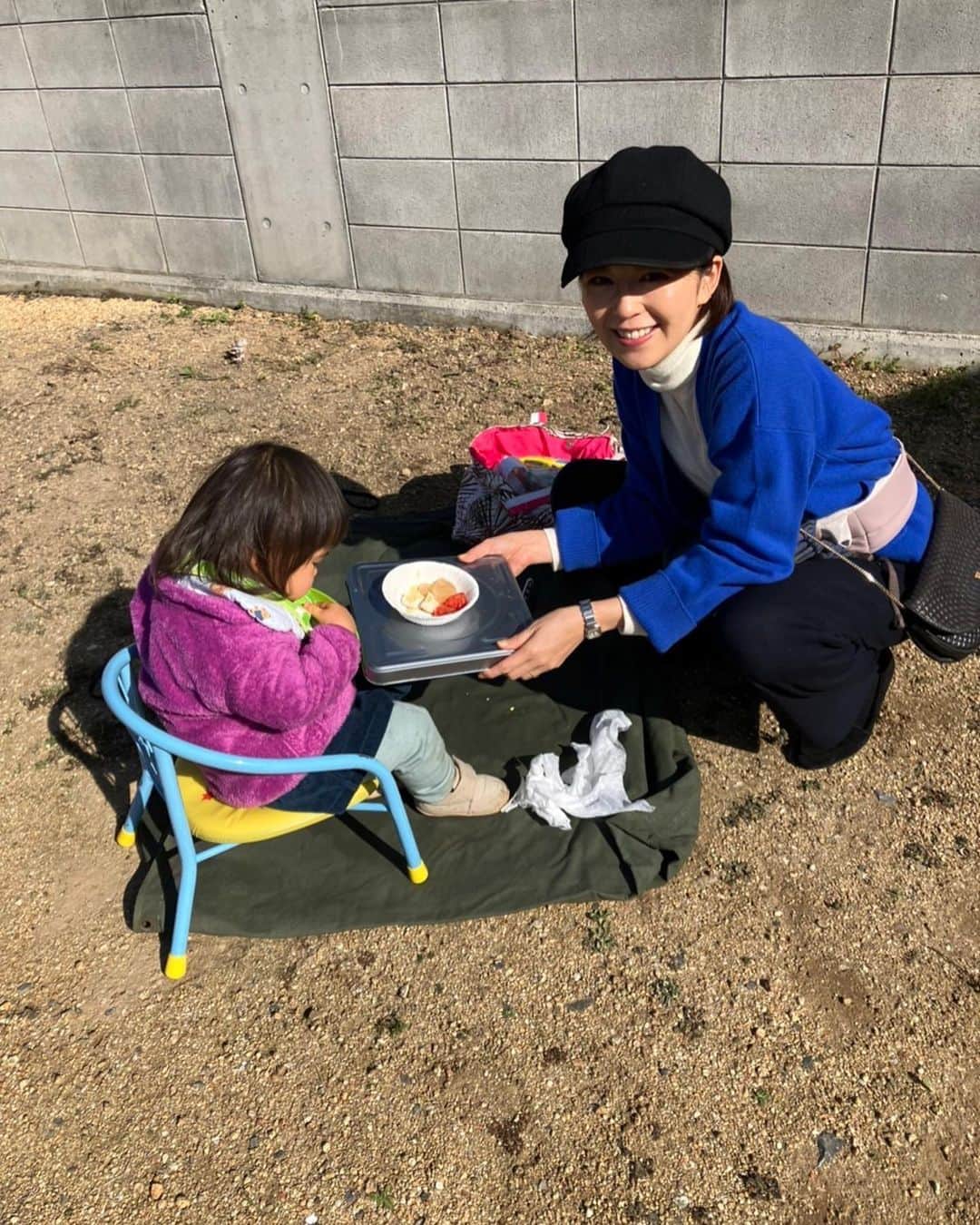 中野美奈子さんのインスタグラム写真 - (中野美奈子Instagram)「今日はピザ窯とカキ小屋の囲炉裏を手作りした知人宅へ。  もーカキ食べれん🦪くらいお腹いっぱいいただきました。 30個くらいは食べました。 ふぅ贅沢な時間。  デザートピザも絶品でした。  寒い中、ほっこりあったかい時間になりました♡ お誘いありがとうございました。  今週は寒波がきますね。 気をつけて過ごさないとです⛄️  #カキ小屋 #白方の牡蠣   #ピザ窯 #手作りピザ窯  #ピザランチ   #香川県多度津町  #ピクニックランチ   #中野美奈子」1月22日 18時43分 - minako_nakano.official