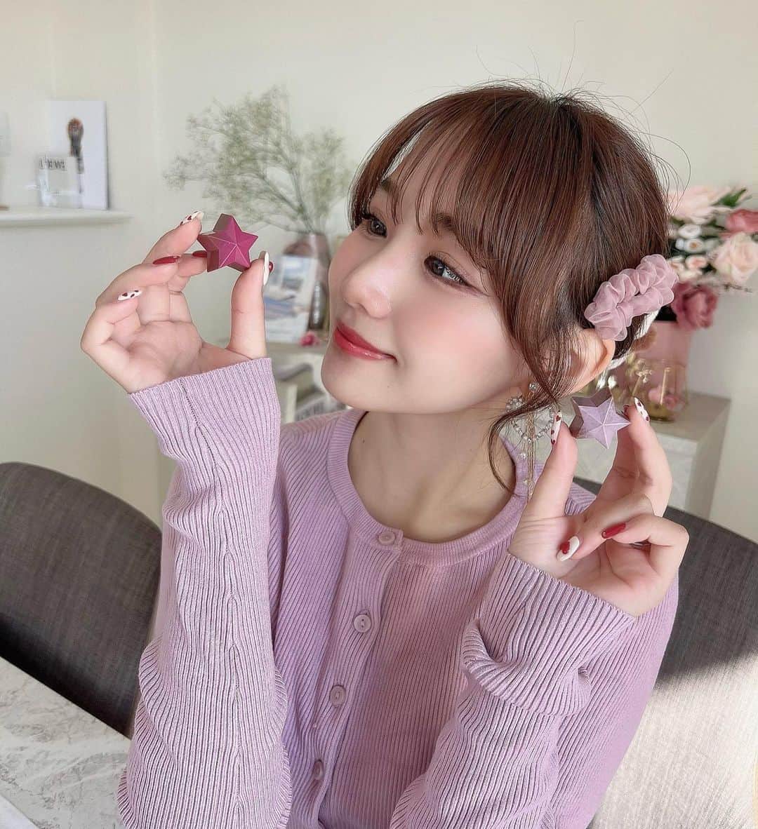 加藤里奈さんのインスタグラム写真 - (加藤里奈Instagram)「⋆  ベルギーに住んでいた時によく食べていた @benoitnihant_japan のチョコレート🍫💗  バレンタインシリーズとっても可愛かったので 久しぶりに買ってみたよ〜🤎  今回のバレンタインコレクションは旅がテーマ✈︎ チョコの形も気球みたいで可愛い♡  世界のカカオ産地を旅するブノワの旅先での インスピレーションから生まれたショコラなんです🍫  JR名古屋高島屋 アムールデュショコラでも 販売してます🤎  ⸜  BENOIT NIHANT ⸝ ポップコレクション5種類 ¥3,024  #benoitnihant #ブノワニアン #バレンタイン  #バレンタインチョコレート #バレンタインネイル  #バレンタインチョコ #バレンタインデー  #バレンタインスイーツ #ベルギーチョコ」1月22日 19時48分 - katoco0326