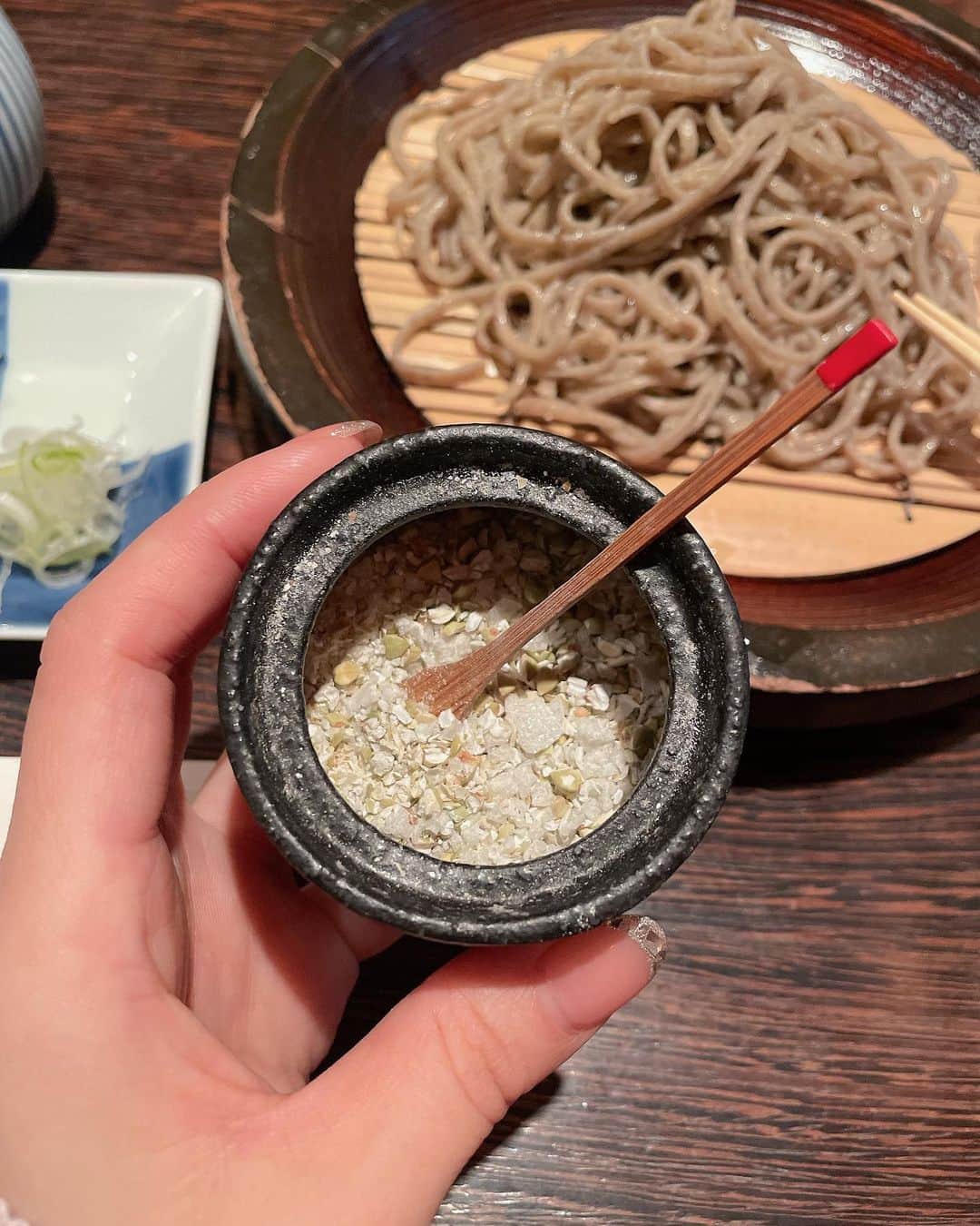 原直子さんのインスタグラム写真 - (原直子Instagram)「福岡の美味しいお蕎麦店✨  十割蕎麦が食べられる【蕎麦ひら川】でお昼のランチセットを頂きました！ そばの香りがしっかりするお蕎麦に、蕎麦の実が入ったお塩をかけて食べくださいね。と言われて、まずはその通りに頂きました。  これが美味しい！！  お塩も粗塩かと思いきや、何故か大きい粒にあたっても塩辛くない！ そのあとつゆにつけて頂いたけど、最後はまた蕎麦塩で頂きました。  天ぷらや卵かけご飯、サラダもついて大満足のランチ！ 高校時代の同級生と、私たちも大人になったね…なんて言いながら美味し時間を過ごせました。  デザートは別腹に入れました❤︎  #蕎麦ひら川  #福岡ランチ #福岡グルメ #福岡そば　#福岡蕎麦 #十割蕎麦 #福岡十割蕎麦 #薬院ランチ #薬院グルメ #福岡贅沢ランチ」1月22日 20時21分 - naoko_15_hara