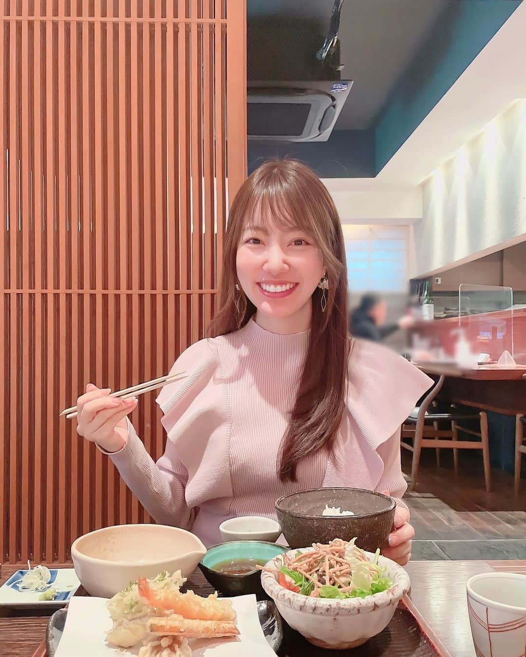 原直子さんのインスタグラム写真 - (原直子Instagram)「福岡の美味しいお蕎麦店✨  十割蕎麦が食べられる【蕎麦ひら川】でお昼のランチセットを頂きました！ そばの香りがしっかりするお蕎麦に、蕎麦の実が入ったお塩をかけて食べくださいね。と言われて、まずはその通りに頂きました。  これが美味しい！！  お塩も粗塩かと思いきや、何故か大きい粒にあたっても塩辛くない！ そのあとつゆにつけて頂いたけど、最後はまた蕎麦塩で頂きました。  天ぷらや卵かけご飯、サラダもついて大満足のランチ！ 高校時代の同級生と、私たちも大人になったね…なんて言いながら美味し時間を過ごせました。  デザートは別腹に入れました❤︎  #蕎麦ひら川  #福岡ランチ #福岡グルメ #福岡そば　#福岡蕎麦 #十割蕎麦 #福岡十割蕎麦 #薬院ランチ #薬院グルメ #福岡贅沢ランチ」1月22日 20時21分 - naoko_15_hara