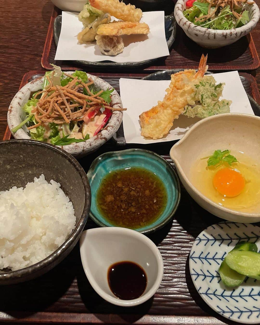 原直子さんのインスタグラム写真 - (原直子Instagram)「福岡の美味しいお蕎麦店✨  十割蕎麦が食べられる【蕎麦ひら川】でお昼のランチセットを頂きました！ そばの香りがしっかりするお蕎麦に、蕎麦の実が入ったお塩をかけて食べくださいね。と言われて、まずはその通りに頂きました。  これが美味しい！！  お塩も粗塩かと思いきや、何故か大きい粒にあたっても塩辛くない！ そのあとつゆにつけて頂いたけど、最後はまた蕎麦塩で頂きました。  天ぷらや卵かけご飯、サラダもついて大満足のランチ！ 高校時代の同級生と、私たちも大人になったね…なんて言いながら美味し時間を過ごせました。  デザートは別腹に入れました❤︎  #蕎麦ひら川  #福岡ランチ #福岡グルメ #福岡そば　#福岡蕎麦 #十割蕎麦 #福岡十割蕎麦 #薬院ランチ #薬院グルメ #福岡贅沢ランチ」1月22日 20時21分 - naoko_15_hara