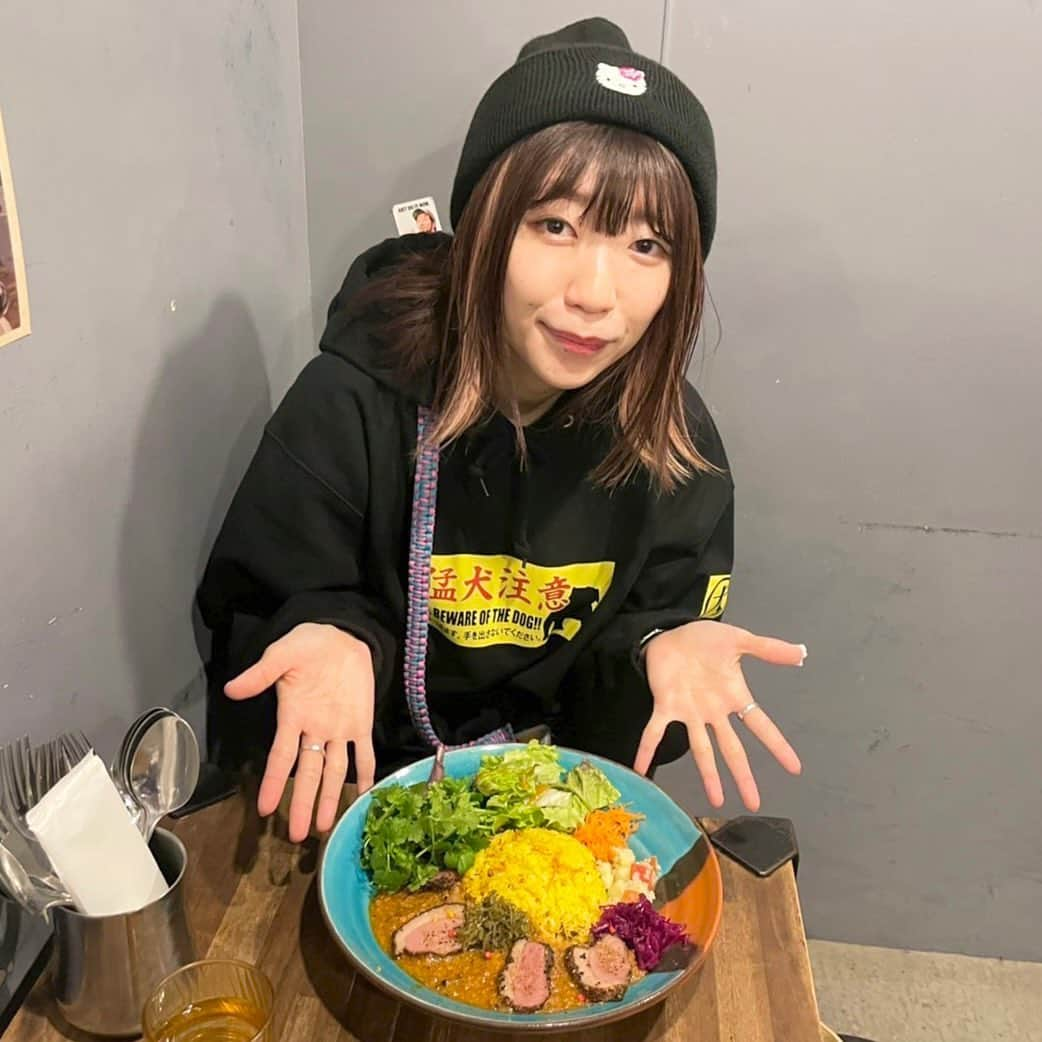 ぱいぱいでか美さんのインスタグラム写真 - (ぱいぱいでか美Instagram)「カレーの日🍛 . 気付いたらめちゃくちゃ食べてるから 私……好きなんや…… ってここ数年でやっと気持ちに気付いたカレーという存在。笑 一番最近食べたカレーはgood luck curryの鴨ダモンカレー🦆 オズワルドさんが考案したメニューでめっちゃ美味しかった！ 昆布ってカレーにめっちゃ合うな〜🏄‍♂️ 2枚目の写真は伊藤さんの宣材意識したけど全然似てなかった。笑 ちなみに去年のカレーの日もgood luck curry投稿してた！ めちゃくちゃよく食べてます。 都内でトッピング珍しい感じのカレー屋さんあったら教えてください！ . #カレーの日 #goodluckcurry #オズワルド さん @ozwito @hatanakayuuuuu  #でか美ちゃん」1月22日 20時34分 - paipaidekami