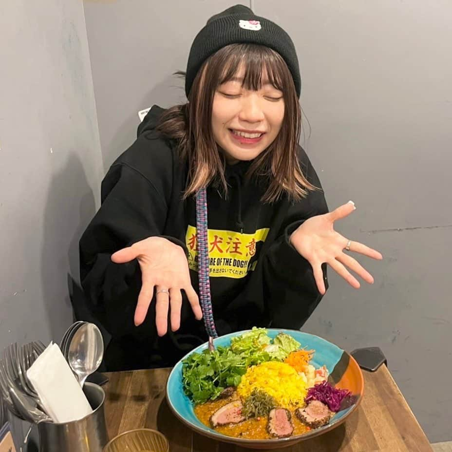 ぱいぱいでか美さんのインスタグラム写真 - (ぱいぱいでか美Instagram)「カレーの日🍛 . 気付いたらめちゃくちゃ食べてるから 私……好きなんや…… ってここ数年でやっと気持ちに気付いたカレーという存在。笑 一番最近食べたカレーはgood luck curryの鴨ダモンカレー🦆 オズワルドさんが考案したメニューでめっちゃ美味しかった！ 昆布ってカレーにめっちゃ合うな〜🏄‍♂️ 2枚目の写真は伊藤さんの宣材意識したけど全然似てなかった。笑 ちなみに去年のカレーの日もgood luck curry投稿してた！ めちゃくちゃよく食べてます。 都内でトッピング珍しい感じのカレー屋さんあったら教えてください！ . #カレーの日 #goodluckcurry #オズワルド さん @ozwito @hatanakayuuuuu  #でか美ちゃん」1月22日 20時34分 - paipaidekami