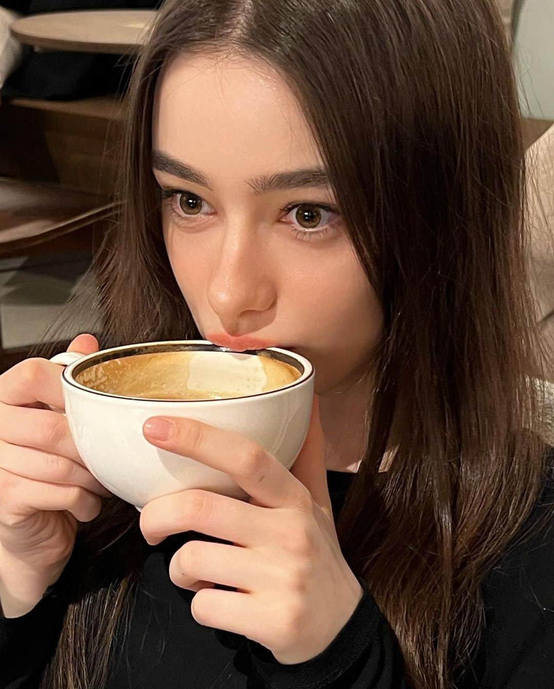 ダシャ・テゥアランさんのインスタグラム写真 - (ダシャ・テゥアランInstagram)「would you like to have a cup of coffee? 최애 커피는 라떼~」1月22日 20時38分 - taaarannn