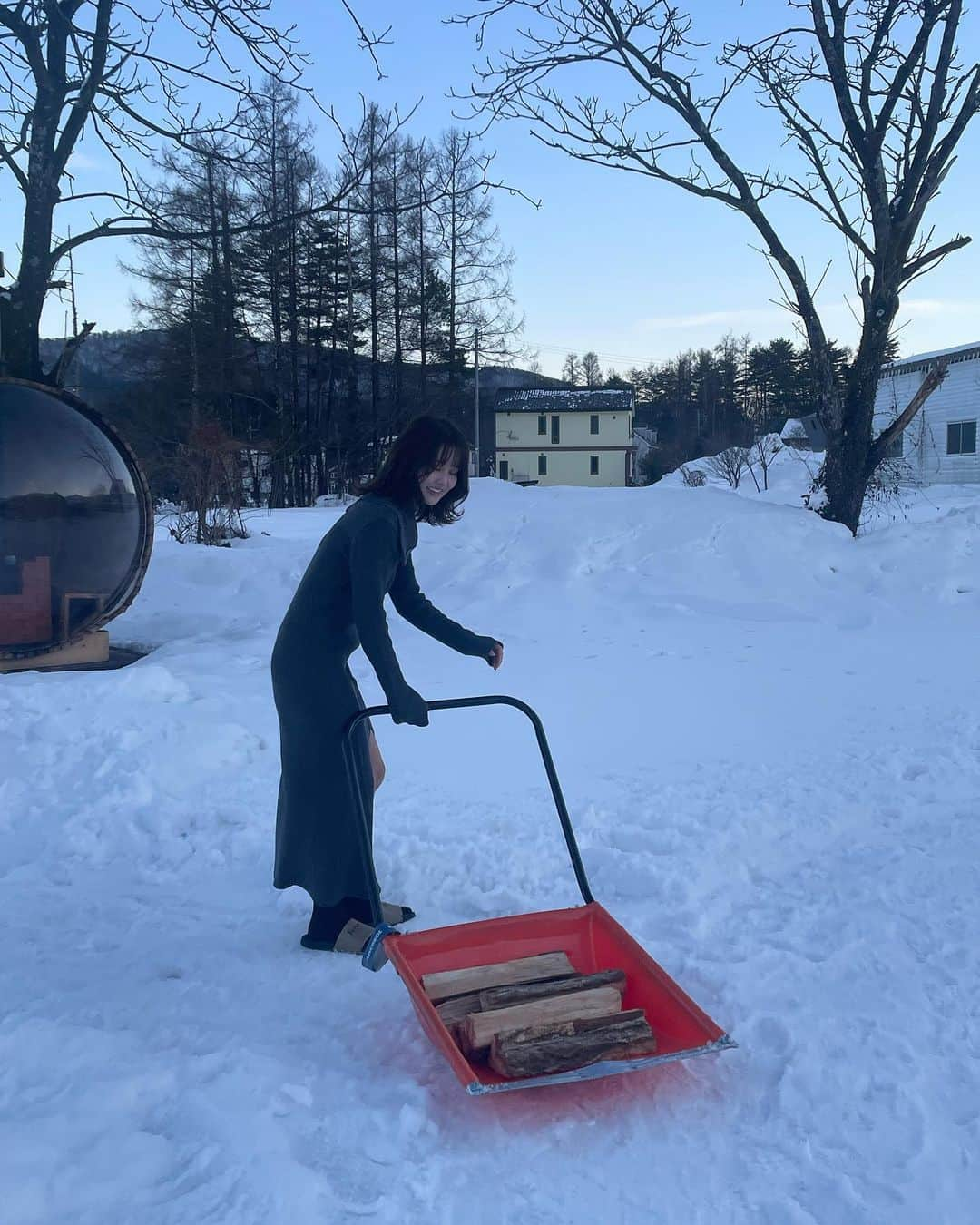 吉田恵美さんのインスタグラム写真 - (吉田恵美Instagram)「@fromp_hakuba にて 人生初のグランピング☃️  雪の中でのサウナは初めての経験！ 自分で薪を燃やしたりロウリュしたりして、その後のシングルの水風呂は最高でした🧖  ご飯も美味しかったー🍖 テントはあったかかったので冬満喫できます！！  満点の星空でととのえるのでサウナーの皆さんは絶対行ってほしい！！  PR @fromp_hakuba #長野旅行 #白馬 #サウナ #サウナイキタイ #グランピング #サウナ女子 #saunaglampingfromp #白馬サウナ #fromp」1月22日 21時03分 - _yoshida_megumi