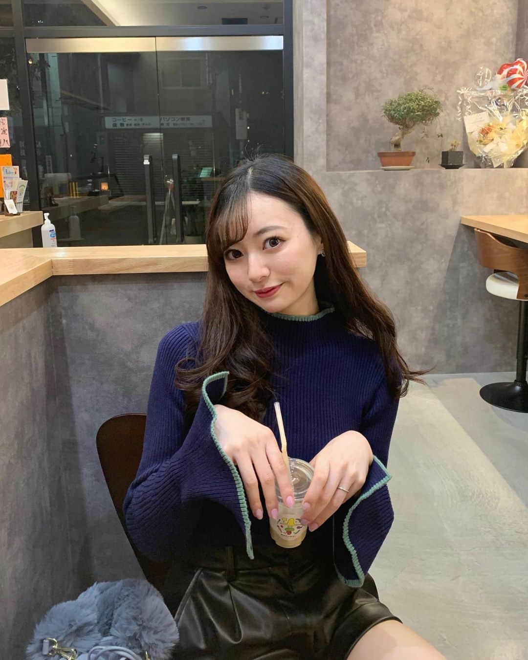 川村まりさんのインスタグラム写真 - (川村まりInstagram)「袖が可愛すぎるトップス🤍 @chenon_official のスリットスリーブバイカラーニットのネイビー💙最近ブルー系の持ち物が増えてきてる、、 なんか2枚目性格悪そうwww  芦屋の可愛いサラダ屋さん🥗でバナナジュース飲んでた🍌 @misawa_no_yasai  #芦屋カフェ#トップス#ブルートップス#PR#芦屋グルメ #芦屋ランチ#バイカラー#ネイビーカラー #ネイビーコーデ #ネイビーブラック #ブルーコーデ」1月23日 0時10分 - marimari725