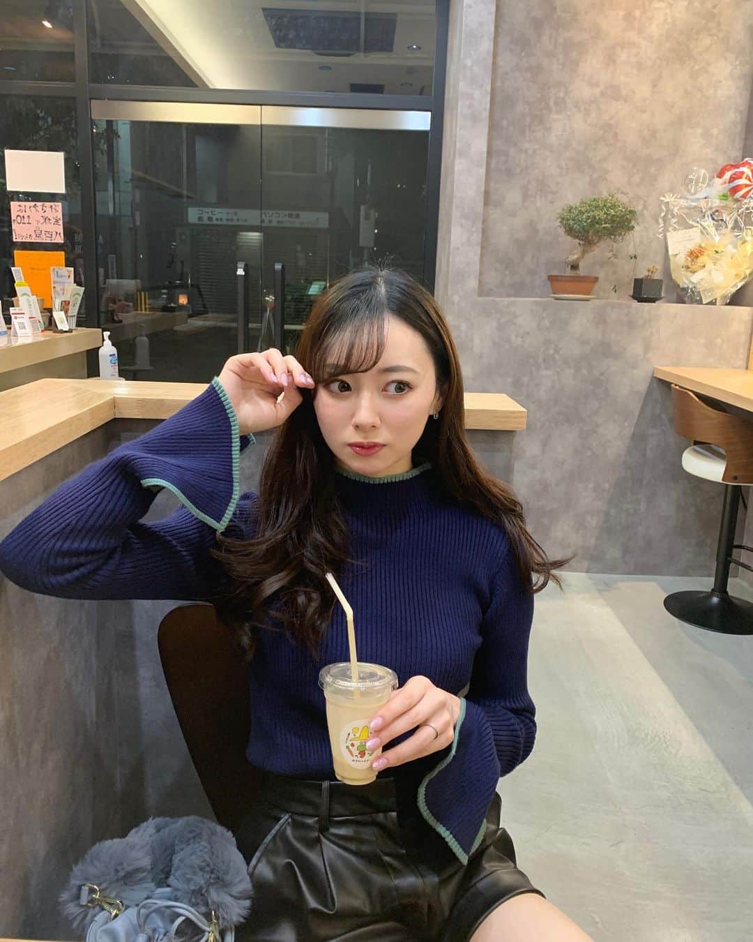 川村まりさんのインスタグラム写真 - (川村まりInstagram)「袖が可愛すぎるトップス🤍 @chenon_official のスリットスリーブバイカラーニットのネイビー💙最近ブルー系の持ち物が増えてきてる、、 なんか2枚目性格悪そうwww  芦屋の可愛いサラダ屋さん🥗でバナナジュース飲んでた🍌 @misawa_no_yasai  #芦屋カフェ#トップス#ブルートップス#PR#芦屋グルメ #芦屋ランチ#バイカラー#ネイビーカラー #ネイビーコーデ #ネイビーブラック #ブルーコーデ」1月23日 0時10分 - marimari725