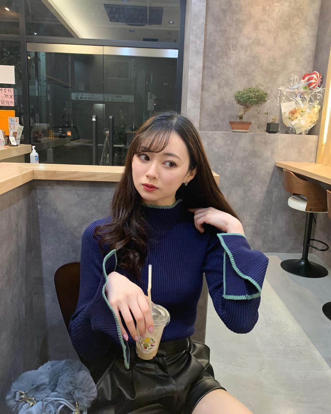 川村まりさんのインスタグラム写真 - (川村まりInstagram)「袖が可愛すぎるトップス🤍 @chenon_official のスリットスリーブバイカラーニットのネイビー💙最近ブルー系の持ち物が増えてきてる、、 なんか2枚目性格悪そうwww  芦屋の可愛いサラダ屋さん🥗でバナナジュース飲んでた🍌 @misawa_no_yasai  #芦屋カフェ#トップス#ブルートップス#PR#芦屋グルメ #芦屋ランチ#バイカラー#ネイビーカラー #ネイビーコーデ #ネイビーブラック #ブルーコーデ」1月23日 0時10分 - marimari725