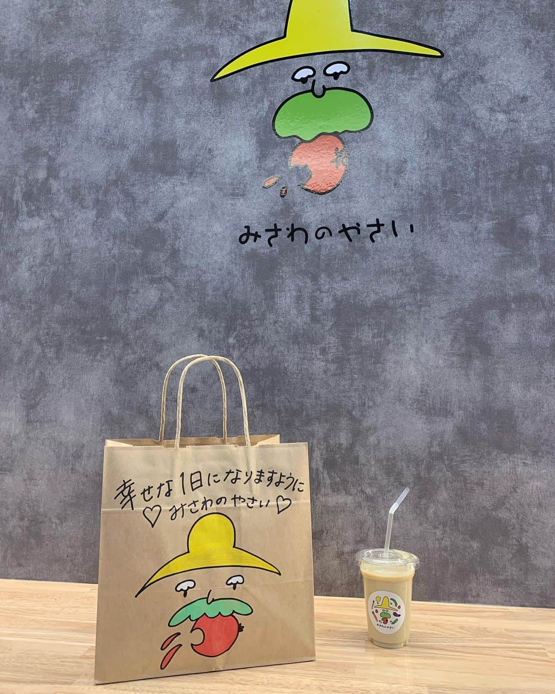 川村まりさんのインスタグラム写真 - (川村まりInstagram)「袖が可愛すぎるトップス🤍 @chenon_official のスリットスリーブバイカラーニットのネイビー💙最近ブルー系の持ち物が増えてきてる、、 なんか2枚目性格悪そうwww  芦屋の可愛いサラダ屋さん🥗でバナナジュース飲んでた🍌 @misawa_no_yasai  #芦屋カフェ#トップス#ブルートップス#PR#芦屋グルメ #芦屋ランチ#バイカラー#ネイビーカラー #ネイビーコーデ #ネイビーブラック #ブルーコーデ」1月23日 0時10分 - marimari725