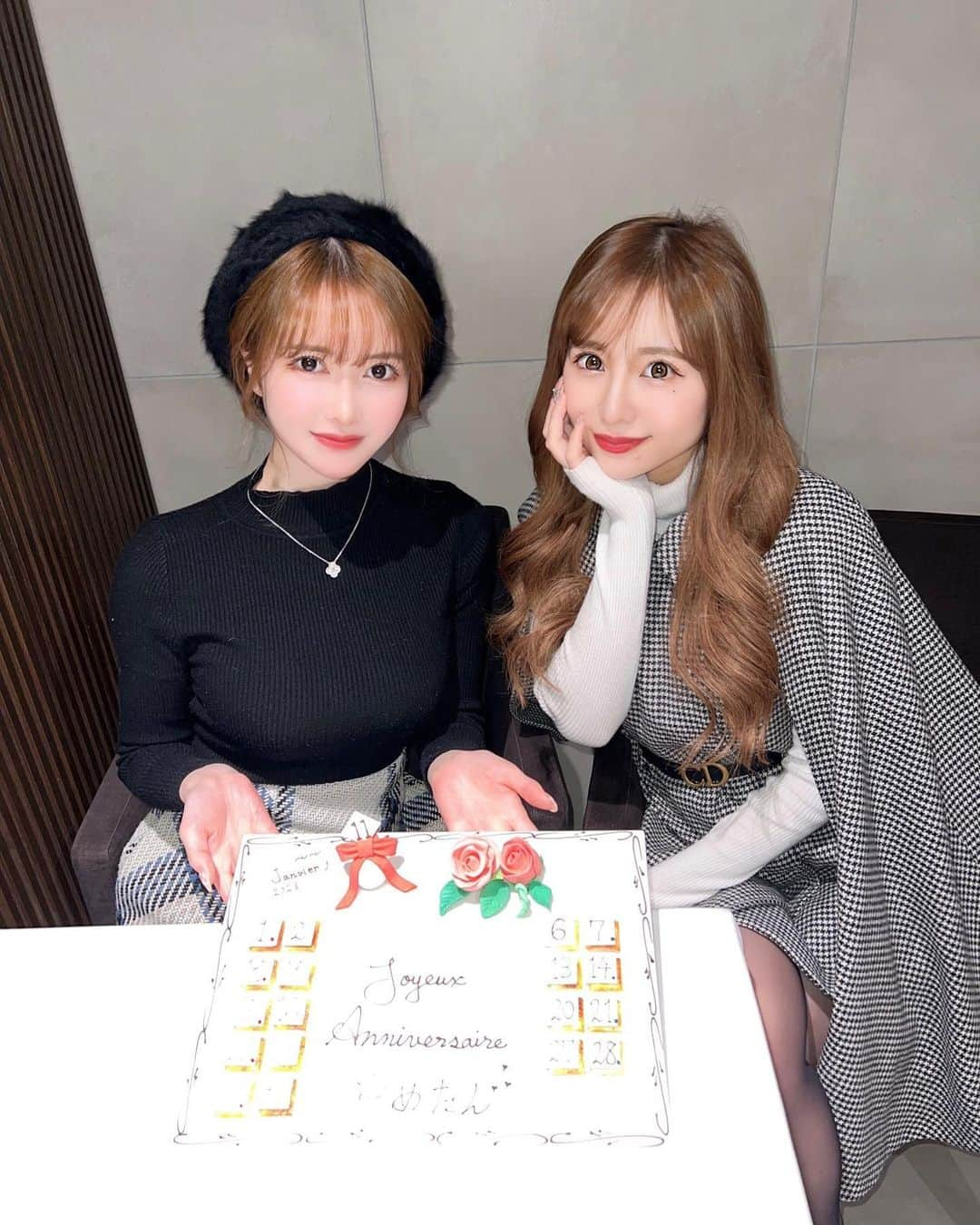 ゆめさんのインスタグラム写真 - (ゆめInstagram)「ゆいたんと久しぶりにランチ❤︎  めちゃくちゃサプライズで 誕生日祝ってくれた笑  もう自分の誕生日なんて忘れてたから 何事かと思って爆笑しちゃったよ🤣💕💕  プレートかわいすぎだし、面白かったし もー、本当ありがとう🥰💓💓  ご飯も美味しくて満足な一日でした❤️  また来月ねっ✌️💕💕  #ありがとう #西麻布 #六本木 #麻布十番 #港区#フレンチ #ミシュラン一つ星 #誕生日プレート #ランチ #おしゃれランチ」1月23日 9時00分 - ___yu.me___