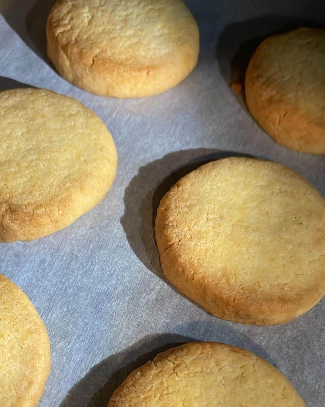 田中亜希子さんのインスタグラム写真 - (田中亜希子Instagram)「家に食べたいお菓子がなくて、買いに行くのも寒くて面倒だけどなんか食べたいーー！ってなったので久しぶりにあるものだけでクッキーを作ってみました😊 米粉100gとグラスフェッドバター50g、お砂糖30g、卵黄1個、バニラオイルとベーキングパウダーすこし。混ぜてこねて冷蔵庫で30分くらい寝かせて、カットして焼くだけ。作るのも片付けるのもラクで最高！  初めての米粉クッキー。グラスフェッドバターもお菓子で使うのも初めて！ドキドキの焼き上がりで😅  気になるお味は、かなりサクッと軽い感じで、でもなんだか口の中の水分をとられる感じが否めかった😂でも家族もみんな食べてくれたし、めでたしめでたし。 研究していけばもっと美味しくなりそうな予感💓良い知恵があったら教えてください🙏  そのあとに、長男がヨックモックのクッキーを隠し持っていたことが発覚。あるなら早く言ってーーー😭😭でも久しぶりにお菓子作って楽しかったな♪  #手作りおやつ#おやつ#米粉クッキー#手作りスイーツ#米粉」1月23日 10時28分 - akiico