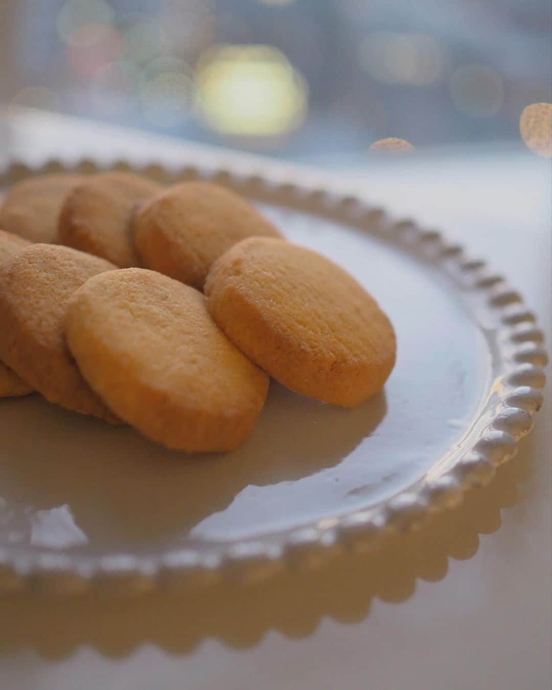 田中亜希子さんのインスタグラム写真 - (田中亜希子Instagram)「家に食べたいお菓子がなくて、買いに行くのも寒くて面倒だけどなんか食べたいーー！ってなったので久しぶりにあるものだけでクッキーを作ってみました😊 米粉100gとグラスフェッドバター50g、お砂糖30g、卵黄1個、バニラオイルとベーキングパウダーすこし。混ぜてこねて冷蔵庫で30分くらい寝かせて、カットして焼くだけ。作るのも片付けるのもラクで最高！  初めての米粉クッキー。グラスフェッドバターもお菓子で使うのも初めて！ドキドキの焼き上がりで😅  気になるお味は、かなりサクッと軽い感じで、でもなんだか口の中の水分をとられる感じが否めかった😂でも家族もみんな食べてくれたし、めでたしめでたし。 研究していけばもっと美味しくなりそうな予感💓良い知恵があったら教えてください🙏  そのあとに、長男がヨックモックのクッキーを隠し持っていたことが発覚。あるなら早く言ってーーー😭😭でも久しぶりにお菓子作って楽しかったな♪  #手作りおやつ#おやつ#米粉クッキー#手作りスイーツ#米粉」1月23日 10時28分 - akiico