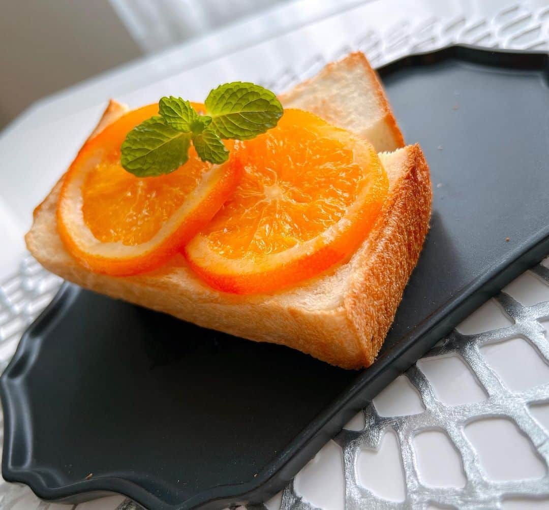 渡辺美奈代さんのインスタグラム写真 - (渡辺美奈代Instagram)「朝ごはん  #食パン #オレンジスライスジャム  #はちみつパン🍞 #頂き物に感謝  #しっとりもちもちパン」1月23日 11時47分 - watanabe_minayo