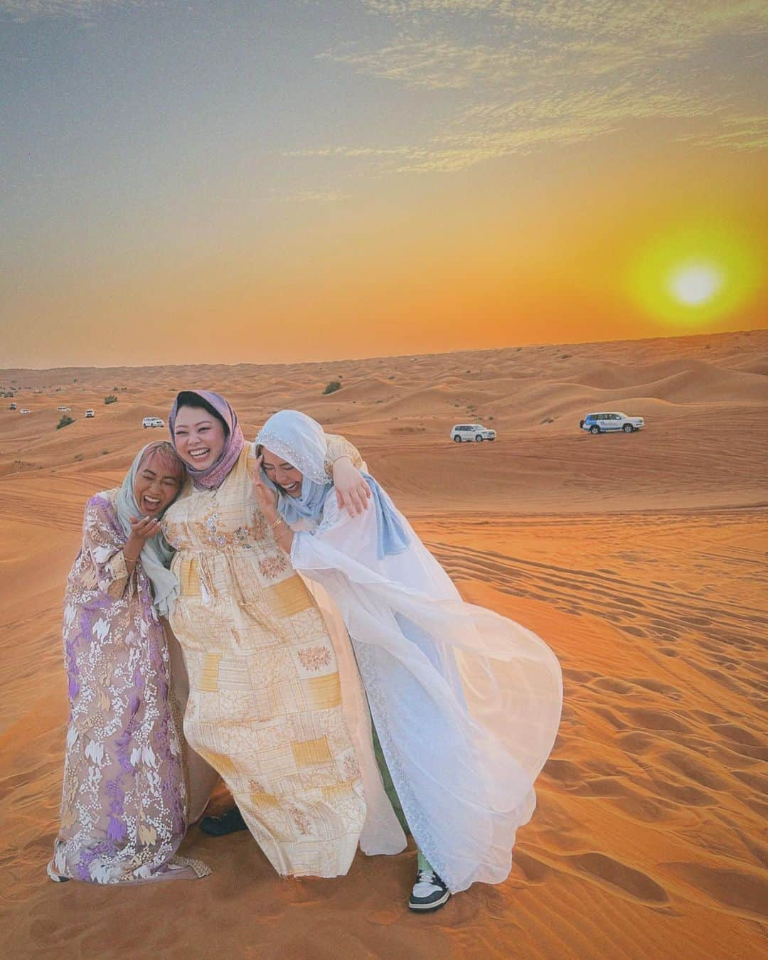 渡辺直美さんのインスタグラム写真 - (渡辺直美Instagram)「Dubai and Abū Dhabī Trip🐫 先日 @thelmaaoyama @alisaueno と ドバイ&アブダビ旅行に行ったにょ！女子旅😉  なぜかずっと爆笑で腹筋割れたw 声も枯れたし砂漠の砂全部口に入ったw ハイライトに色々あるから見てみて！  でも夕陽とモスクでは静かに感動してたよ😂すごい綺麗だった！  動画もいっぱい撮ったから今度まとめてリールにあげるね！ たまにうちらが笑い過ぎて、人集まってきてる時もあったよ😂なにか面白いこと起きたのかなって見に来てたw  最後の写真は爆笑超え過ぎて逆に喜怒哀楽がわからない写真だよw 怒ってるように見えるし泣いてるようにも見えるよねw  みんなにはどう見える？w  I laughed way too much that in the last photo you can't tell what kind of emotion is being expressed  anymore lol It sort of looks like I'm mad but it also looks like I'm crying  lol  What does it look like to you guys?   #ドバイ #アブダビ #喜怒哀楽不明」1月23日 12時31分 - watanabenaomi703