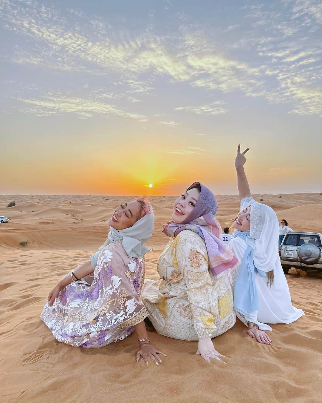 渡辺直美さんのインスタグラム写真 - (渡辺直美Instagram)「Dubai and Abū Dhabī Trip🐫 先日 @thelmaaoyama @alisaueno と ドバイ&アブダビ旅行に行ったにょ！女子旅😉  なぜかずっと爆笑で腹筋割れたw 声も枯れたし砂漠の砂全部口に入ったw ハイライトに色々あるから見てみて！  でも夕陽とモスクでは静かに感動してたよ😂すごい綺麗だった！  動画もいっぱい撮ったから今度まとめてリールにあげるね！ たまにうちらが笑い過ぎて、人集まってきてる時もあったよ😂なにか面白いこと起きたのかなって見に来てたw  最後の写真は爆笑超え過ぎて逆に喜怒哀楽がわからない写真だよw 怒ってるように見えるし泣いてるようにも見えるよねw  みんなにはどう見える？w  I laughed way too much that in the last photo you can't tell what kind of emotion is being expressed  anymore lol It sort of looks like I'm mad but it also looks like I'm crying  lol  What does it look like to you guys?   #ドバイ #アブダビ #喜怒哀楽不明」1月23日 12時31分 - watanabenaomi703