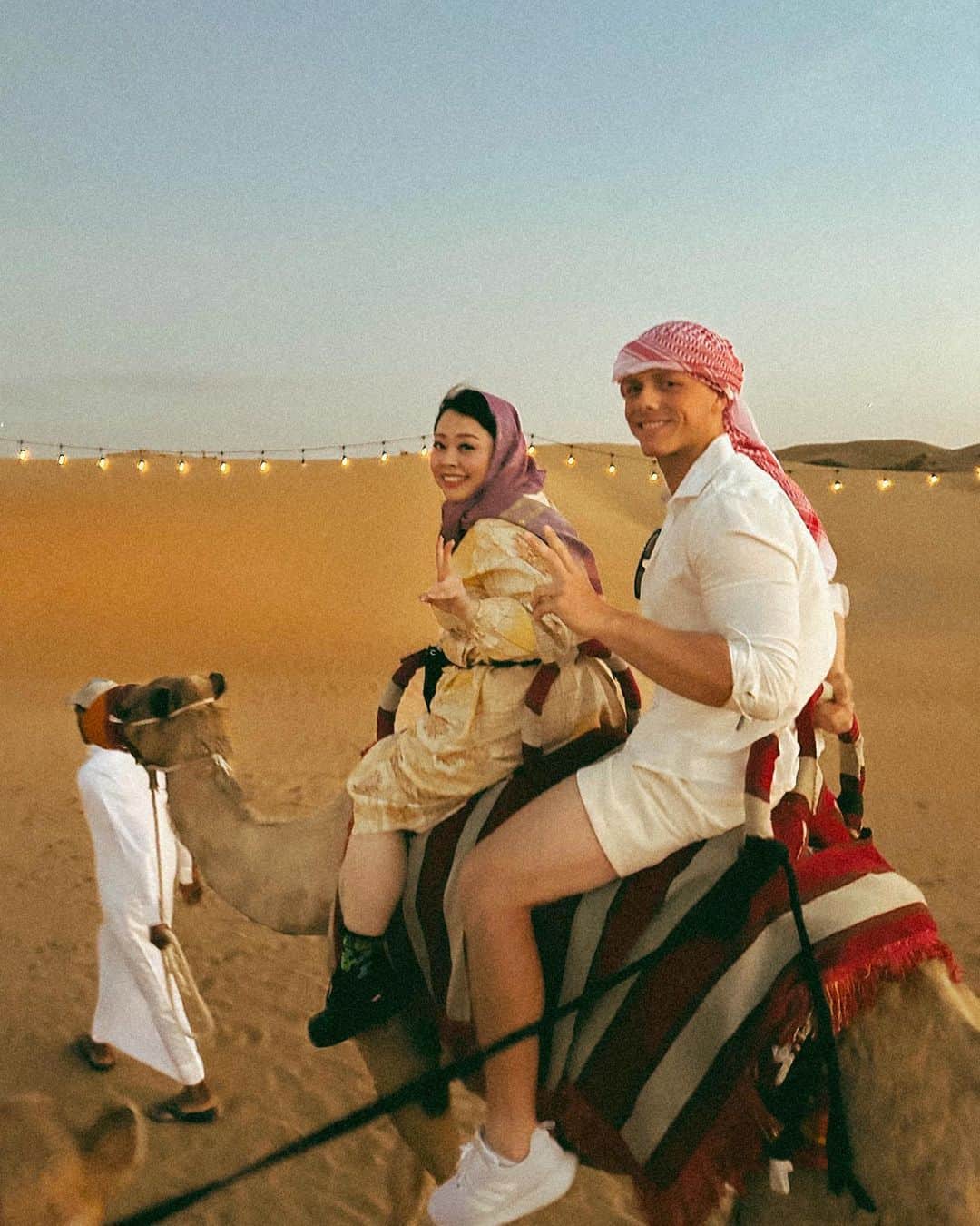 渡辺直美さんのインスタグラム写真 - (渡辺直美Instagram)「Dubai and Abū Dhabī Trip🐫 先日 @thelmaaoyama @alisaueno と ドバイ&アブダビ旅行に行ったにょ！女子旅😉  なぜかずっと爆笑で腹筋割れたw 声も枯れたし砂漠の砂全部口に入ったw ハイライトに色々あるから見てみて！  でも夕陽とモスクでは静かに感動してたよ😂すごい綺麗だった！  動画もいっぱい撮ったから今度まとめてリールにあげるね！ たまにうちらが笑い過ぎて、人集まってきてる時もあったよ😂なにか面白いこと起きたのかなって見に来てたw  最後の写真は爆笑超え過ぎて逆に喜怒哀楽がわからない写真だよw 怒ってるように見えるし泣いてるようにも見えるよねw  みんなにはどう見える？w  I laughed way too much that in the last photo you can't tell what kind of emotion is being expressed  anymore lol It sort of looks like I'm mad but it also looks like I'm crying  lol  What does it look like to you guys?   #ドバイ #アブダビ #喜怒哀楽不明」1月23日 12時31分 - watanabenaomi703