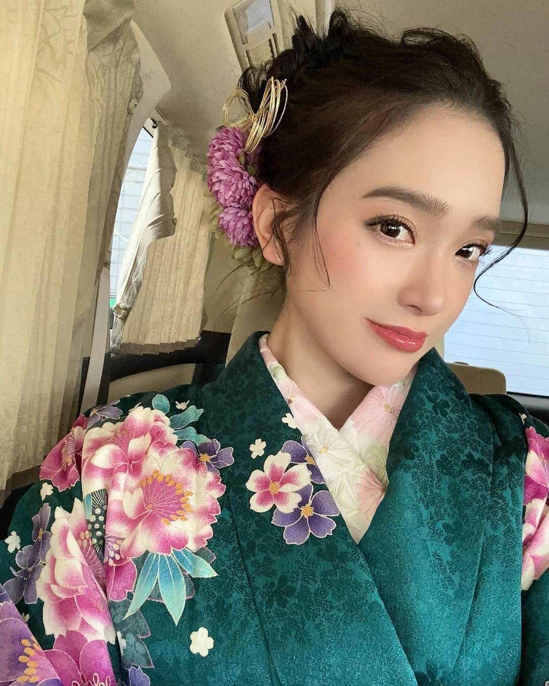 太田麻美さんのインスタグラム写真 - (太田麻美Instagram)「今年の晴れ着は珍しく緑を着ました💚👘 合わせてアイシャドウも少し緑を入れてみました🫶🏻  #shooting #japanese #kimono #hairmake #hairarrange」1月23日 12時43分 - asami0523
